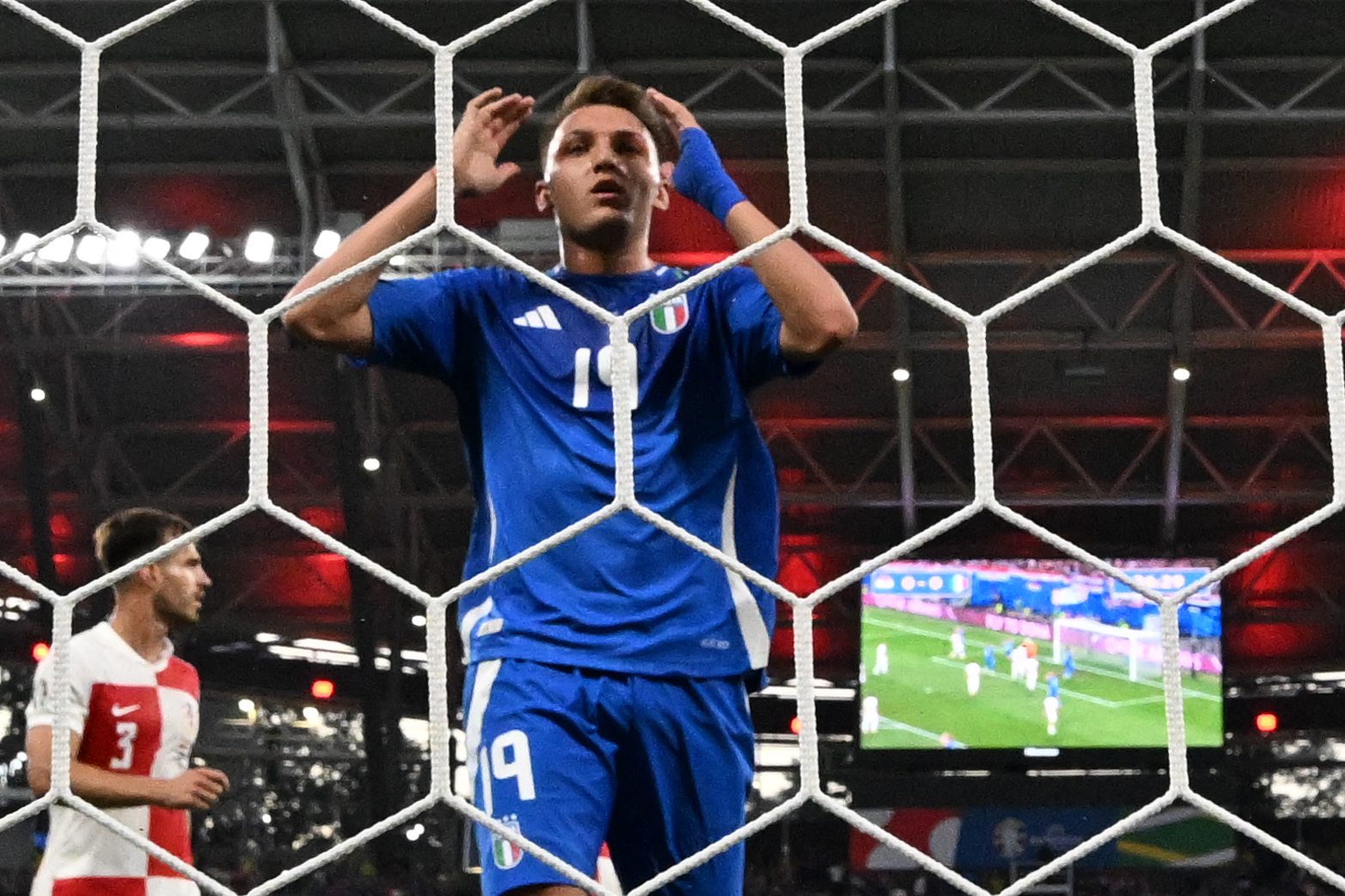 El delantero italoargentino, Mateo Retegui, reacciona durante el partido de su selección ante Croacia. (Foto Prensa Libre: AFP)