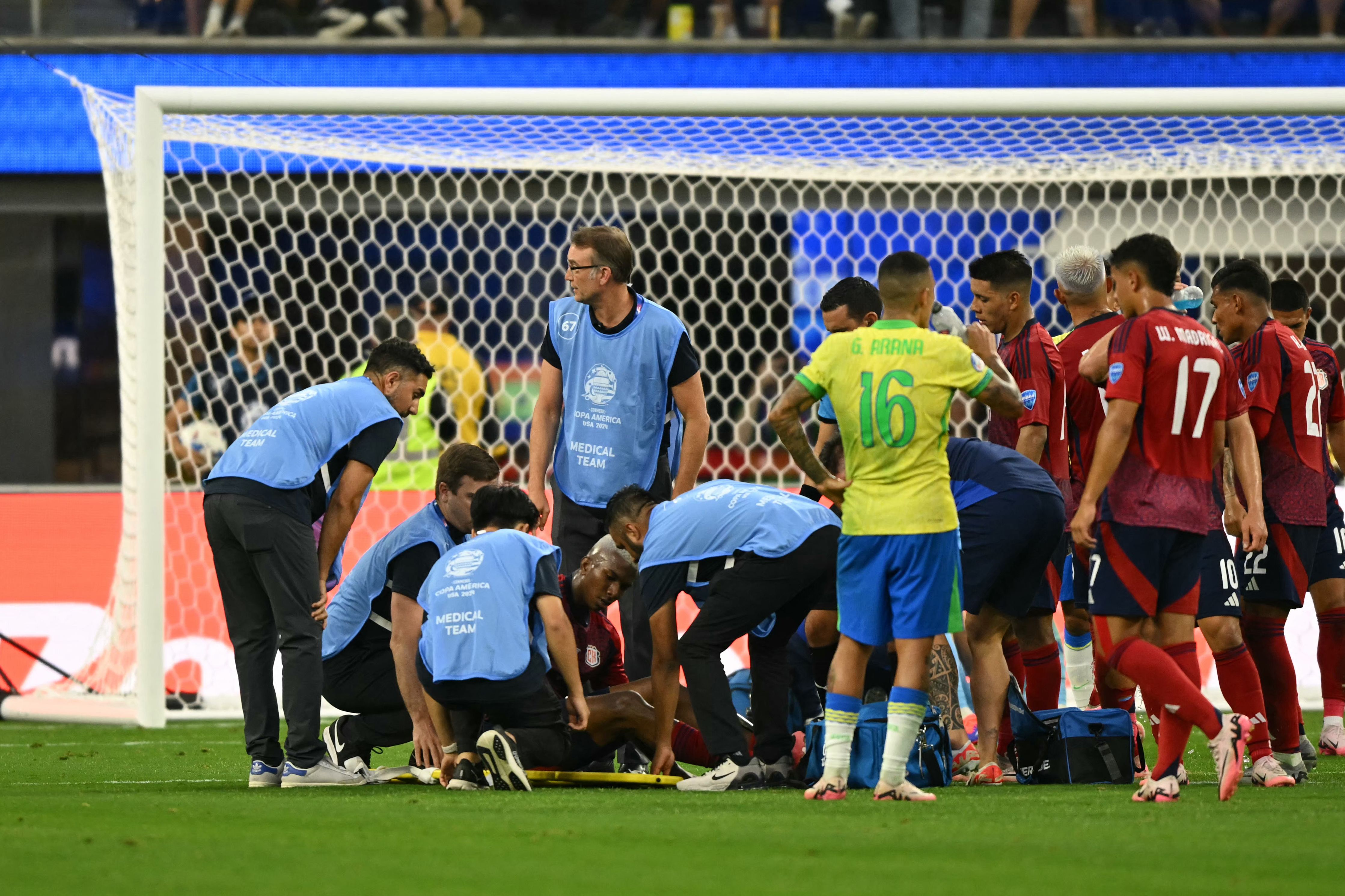 Médicos de la Copa América atienden a un jugador de Costa Rica que sufrió una lesión.