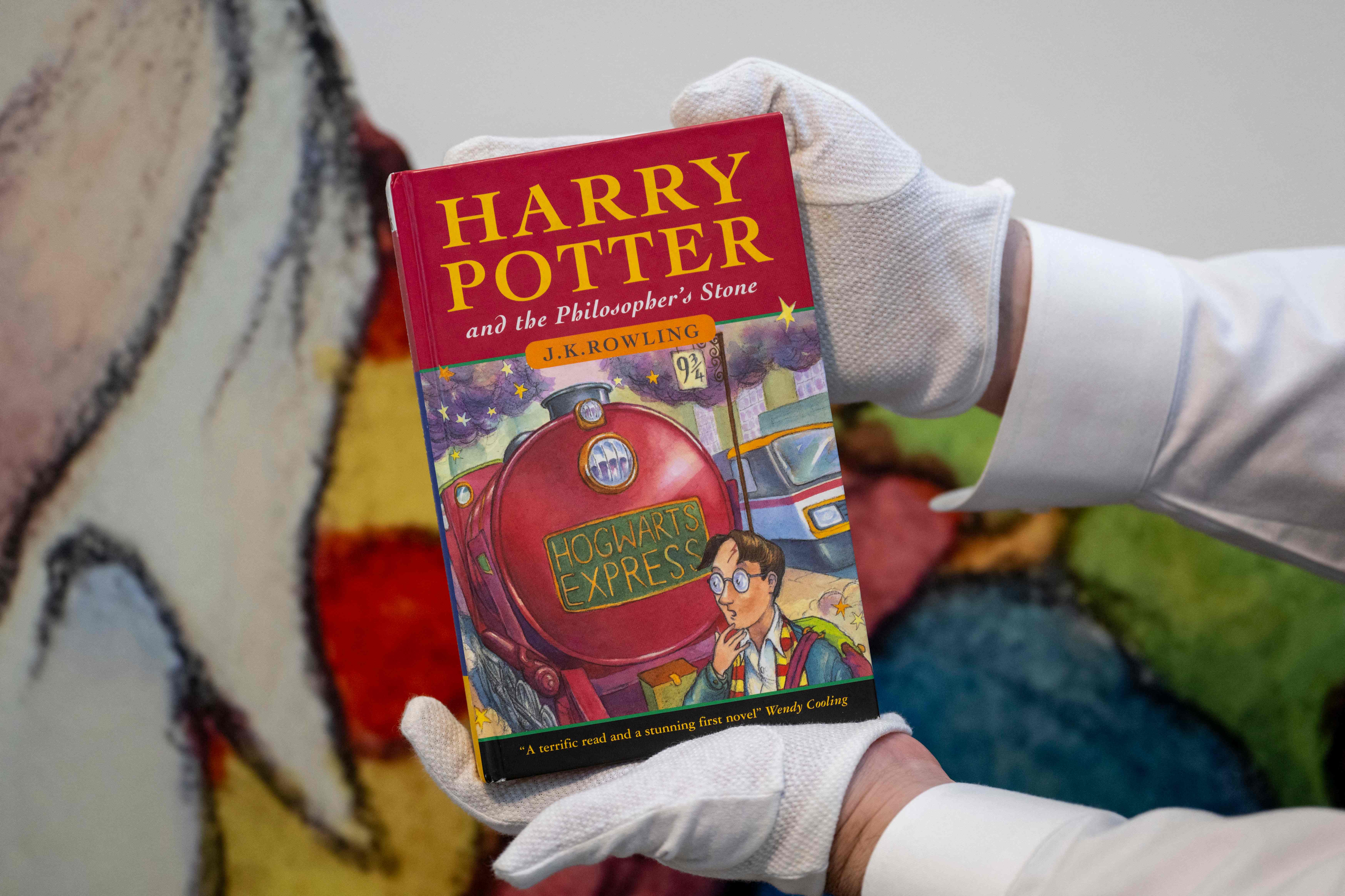 un ejemplar de la primera edición de tapa dura del libro de Harry Potter, uno de los únicos 500 ejemplares.  (Foto Prensa Libre: AFP)