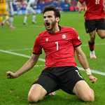 El delantero de Georgia, Khvicha Kvaratskhelia, se quedó con la camiseta de Cristiano Ronaldo.