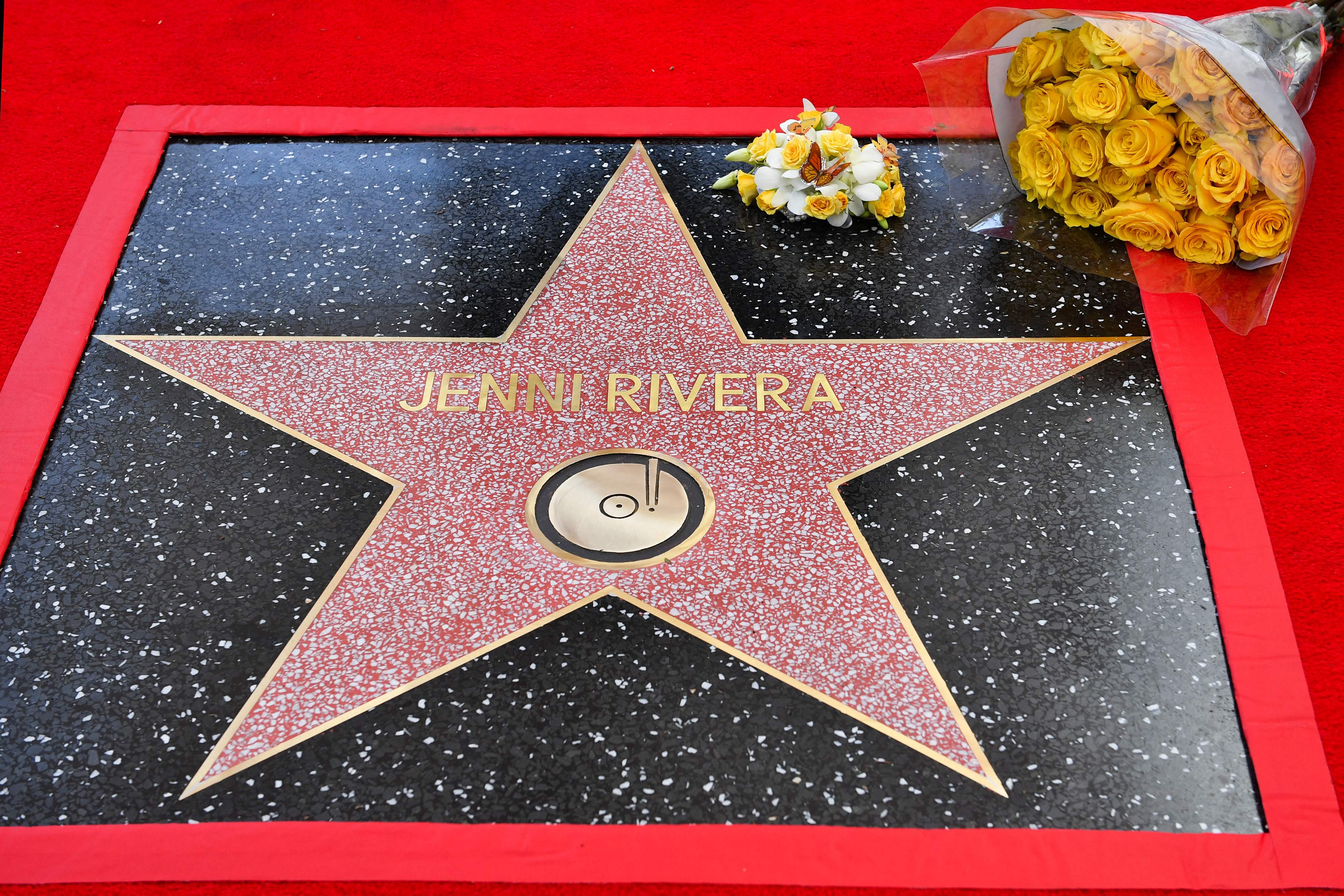 Este lunes los organizadores del Paseo de la Fama de Hollywood informaron que la estrella de la cantante Jenni Rivera fue vandalizada. (Foto Prensa Libre: VALERIE MACON / AFP)