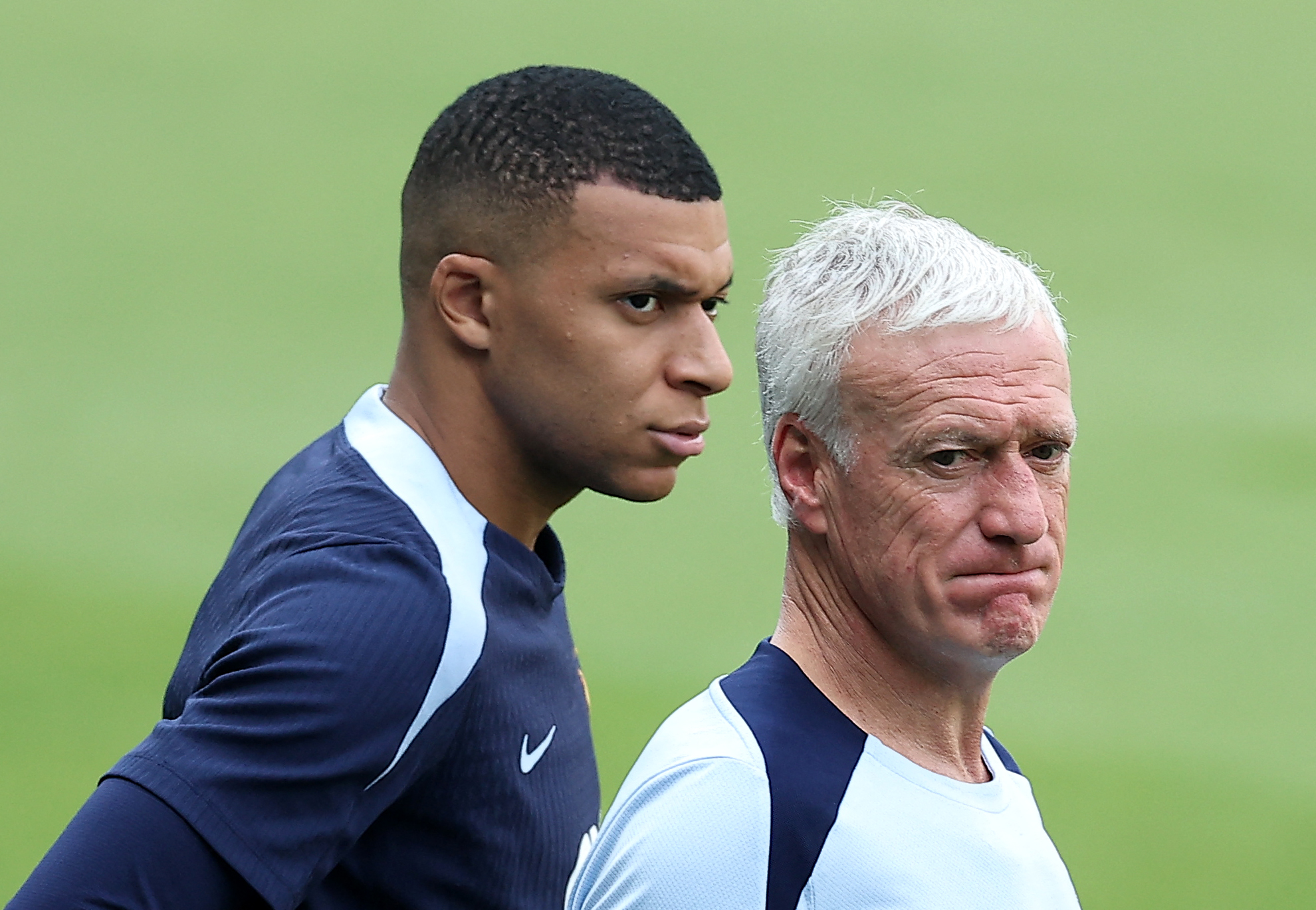 Didier Deschamps junto a Kylian Mbappé en el entrenamiento de Francia.