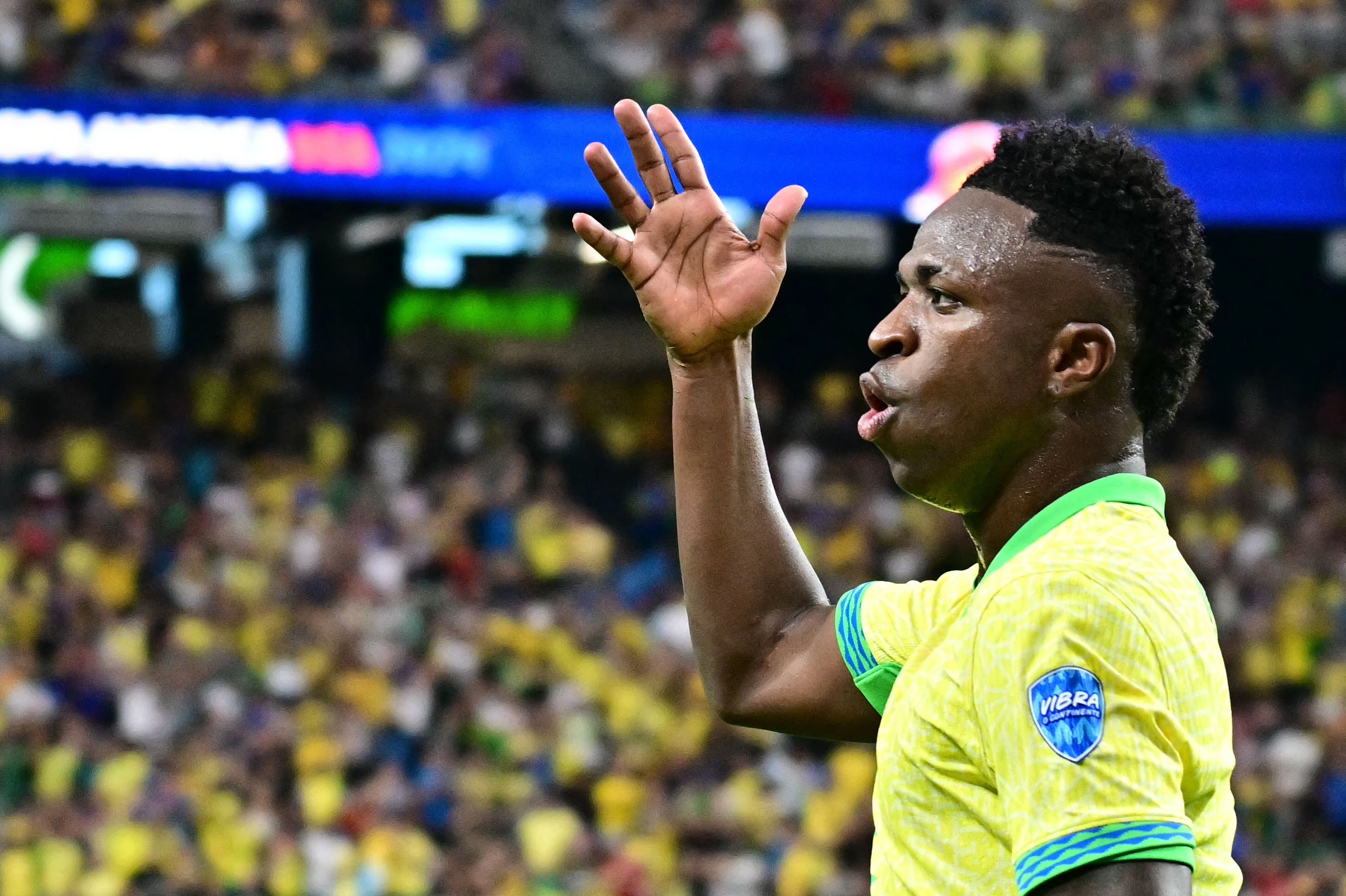 Vinícius, delantero del Real Madrid, criticó a la organización de la copa continental al terminar el partido contra Paraguay. (Foto Prensa Libre: AFP)