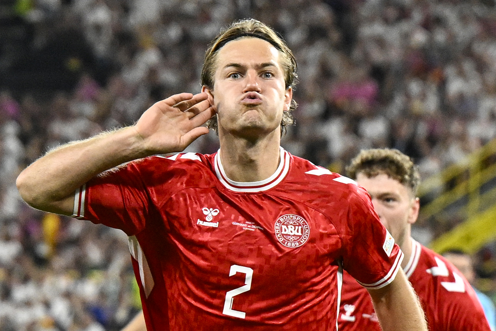 El defensor de Dinamarca, Joachim Andersen, celebra tras marcar un gol con su selección a Alemania, tanto que sería anulado por el VAR instantes más tarde, durante el encuentro de octavos de final en el BVB Stadion de Dortmund. (Foto Prensa Libre: AFP)