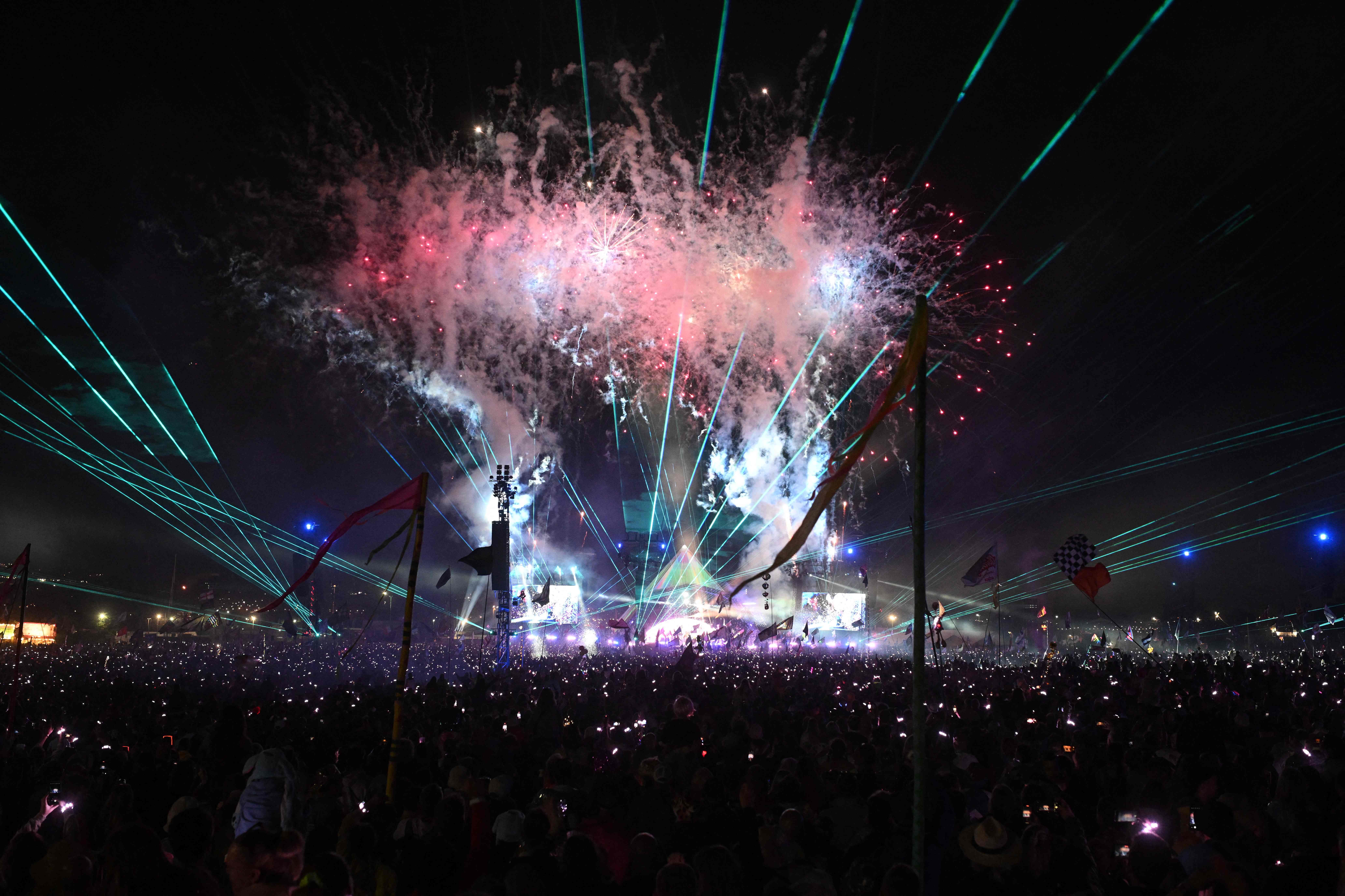 Los fuegos artificiales iluminan el cielo mientras la multitud escucha a Coldplay actuar en el Pyramid Stage el cuarto día del festival de Glastonbury.  (Foto Prensa Libre: AFP)