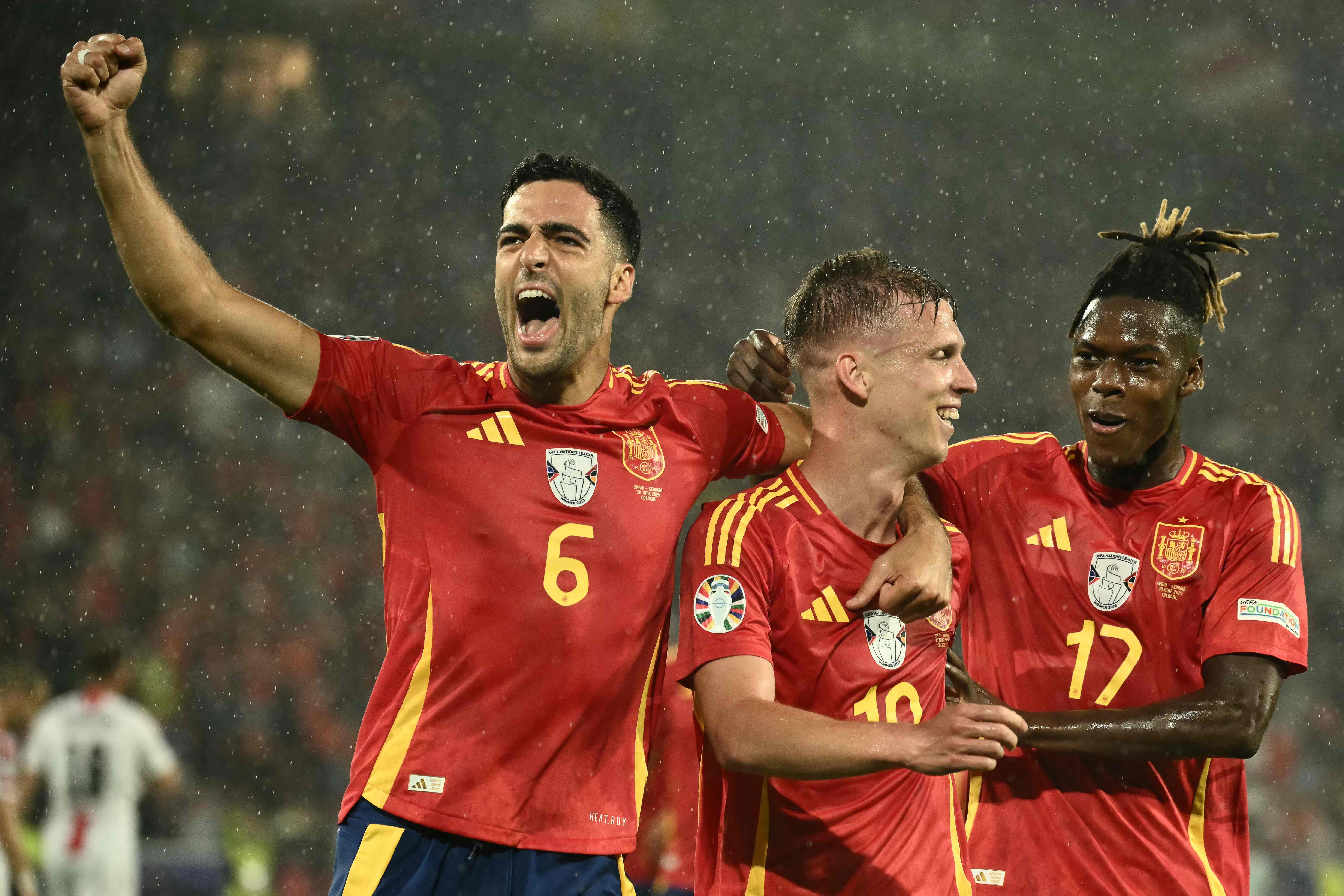 El jugador español, Daniel Olmo, celebra junto a sus compañeros, Mikel Merino, y Nico Williams ante Georgia en el Cologne Stadium. (Foto Prensa Libre: AFP)