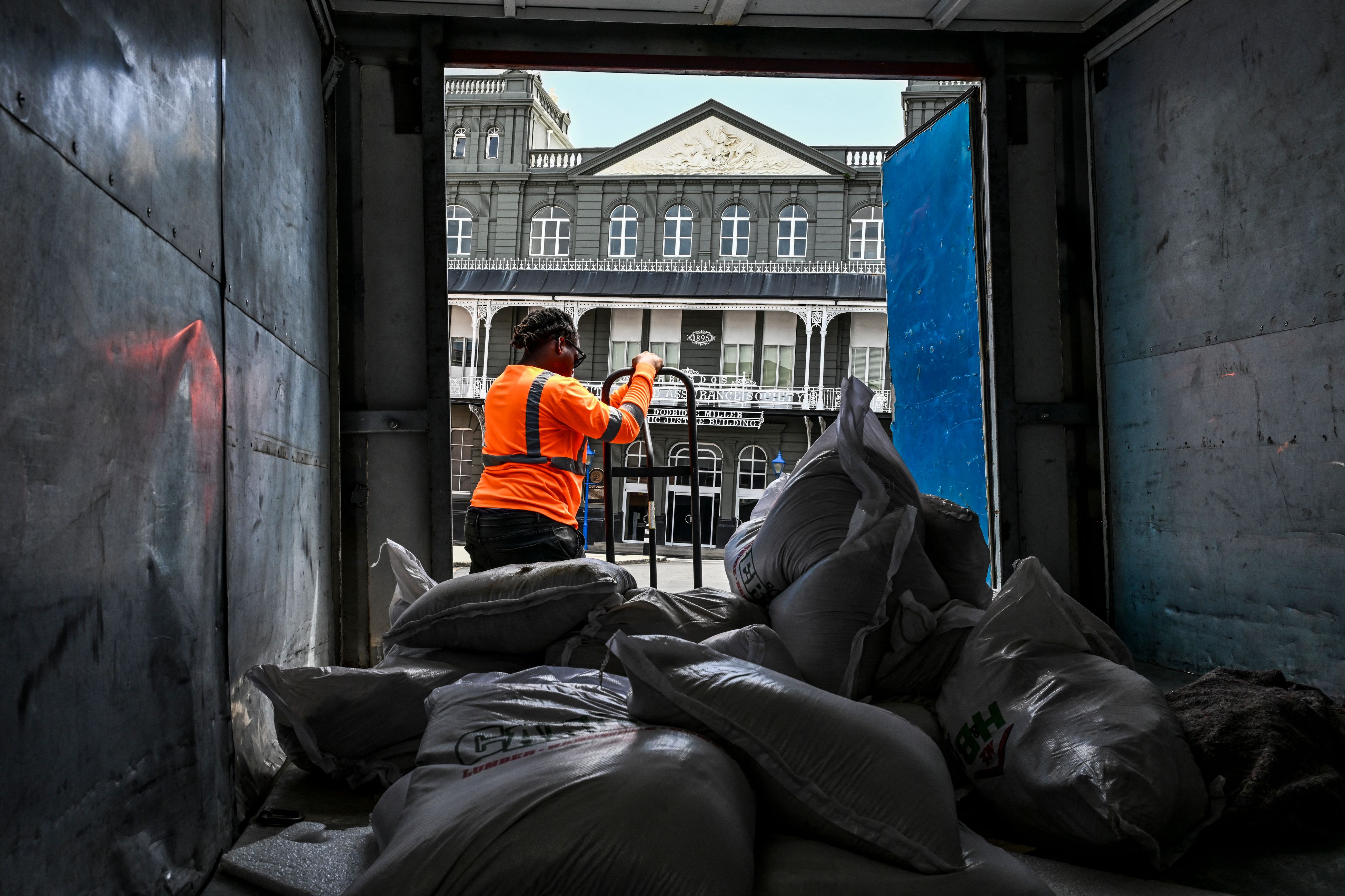Las autoridades en Barbados informaron de que la isla había sido azotada por fuertes vientos y lluvias torrenciales, pero que evitó el desastre y no reportó heridos. En Bridgetown, vehículos hicieron fila todo el fin de semana en las gasolineras, mientras que los supermercados y tiendas de comestibles estaban abarrotados de personas en busca de alimentos, agua y otras provisiones. (Foto Prensa Libre:  CHANDAN KHANNA / AFP).