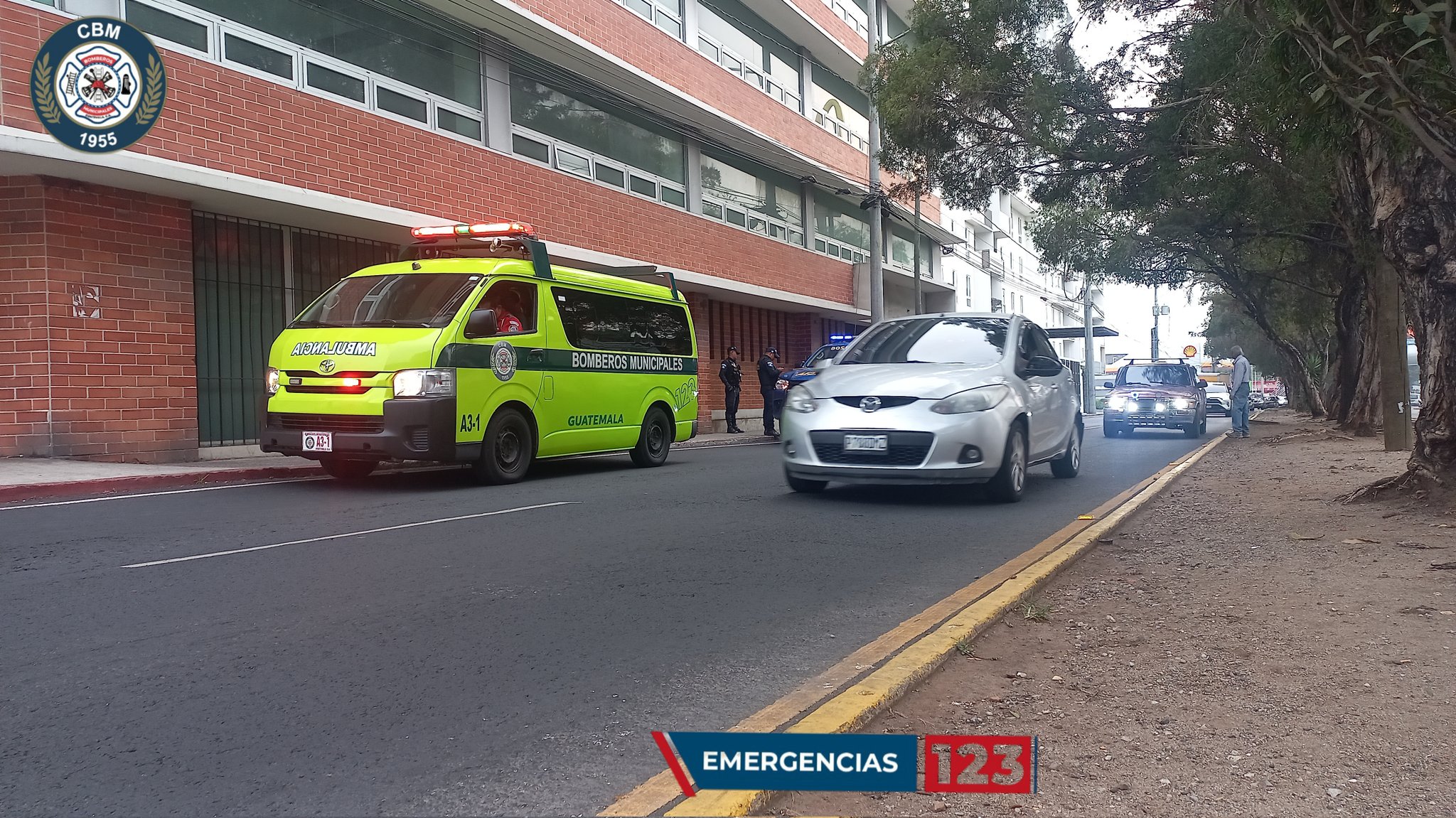 El cuerpo de un adulto mayor fue hallado en la vía pública en la zona 5 capitalina. (Foto Prensa Libre: Bomberos Municipales)