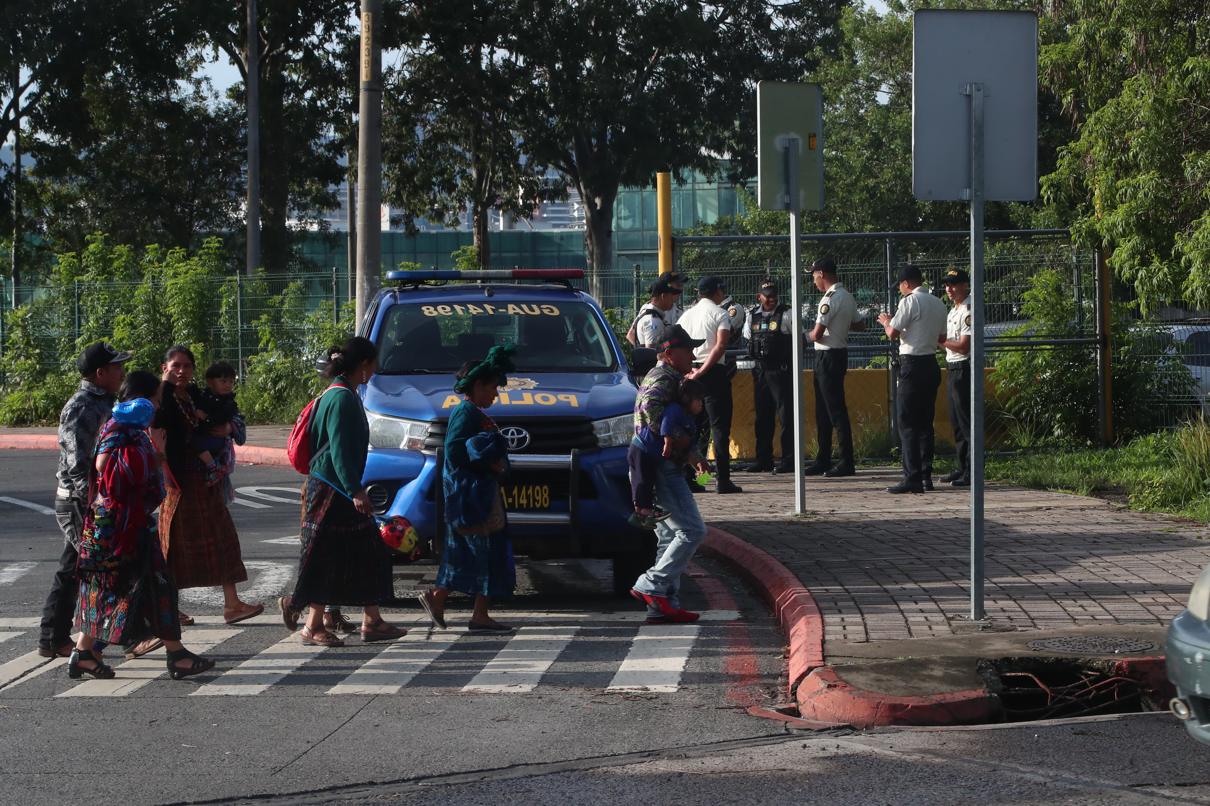 Los alrededores del Aeropuerto La Aurora están resguardados por la PNC este 27 de junio. (Foto Prensa Libre: B. Bayza)