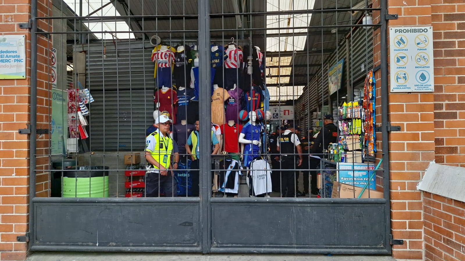 Socorristas atendieron a dos personas que resultaron heridas en un asalto en los alrededores del mercado El Amate. (Foto Prensa Libre: A. Domínguez)