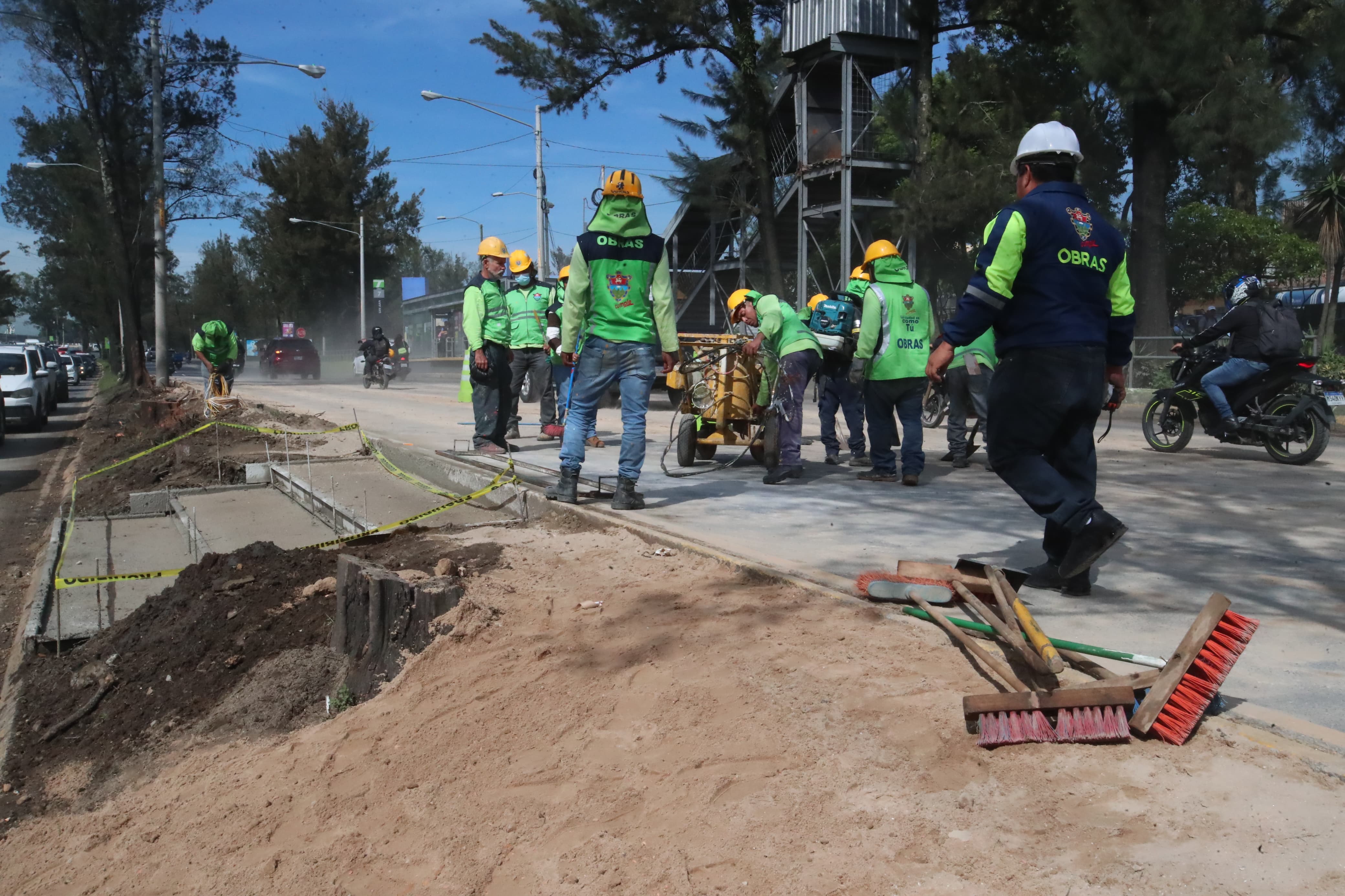 Personal de Tránsito de la capital coordina el retiro de un tráiler accidentado en el Anillo Periférico. (Foto Prensa Libre: B. Baiza)