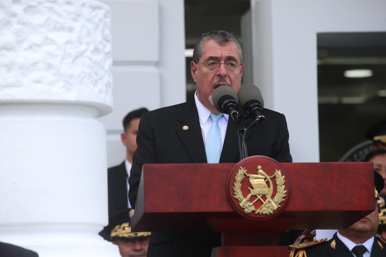 Arévalo en desfile del ejército