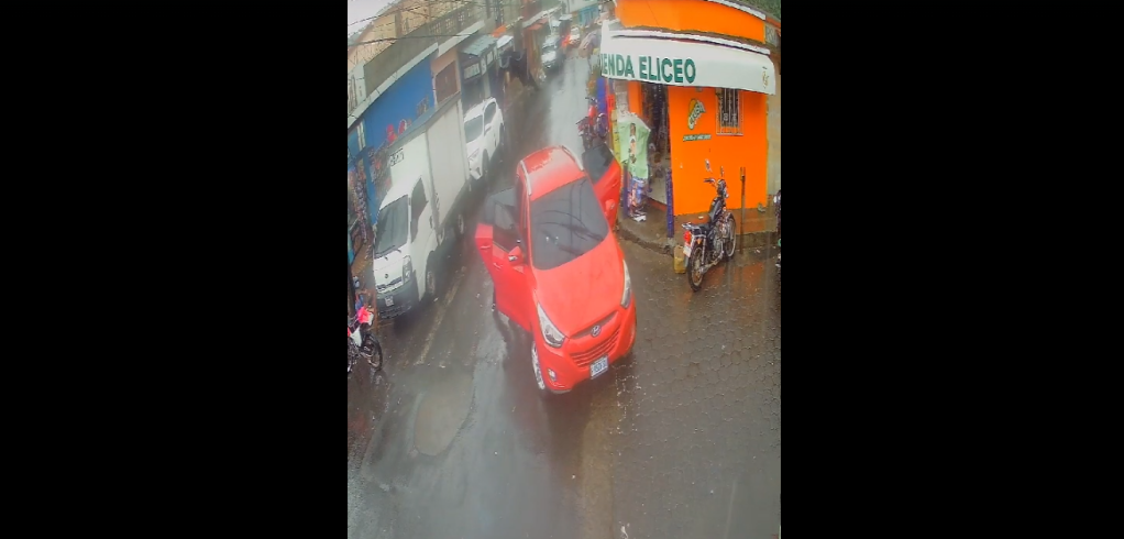 Un ataque armado en el mercado El Gallito, Bárcenas, Villa Nueva, quedó grabado en video. (Foto Prensa Libre: Toma de captura de video de vigilancia)