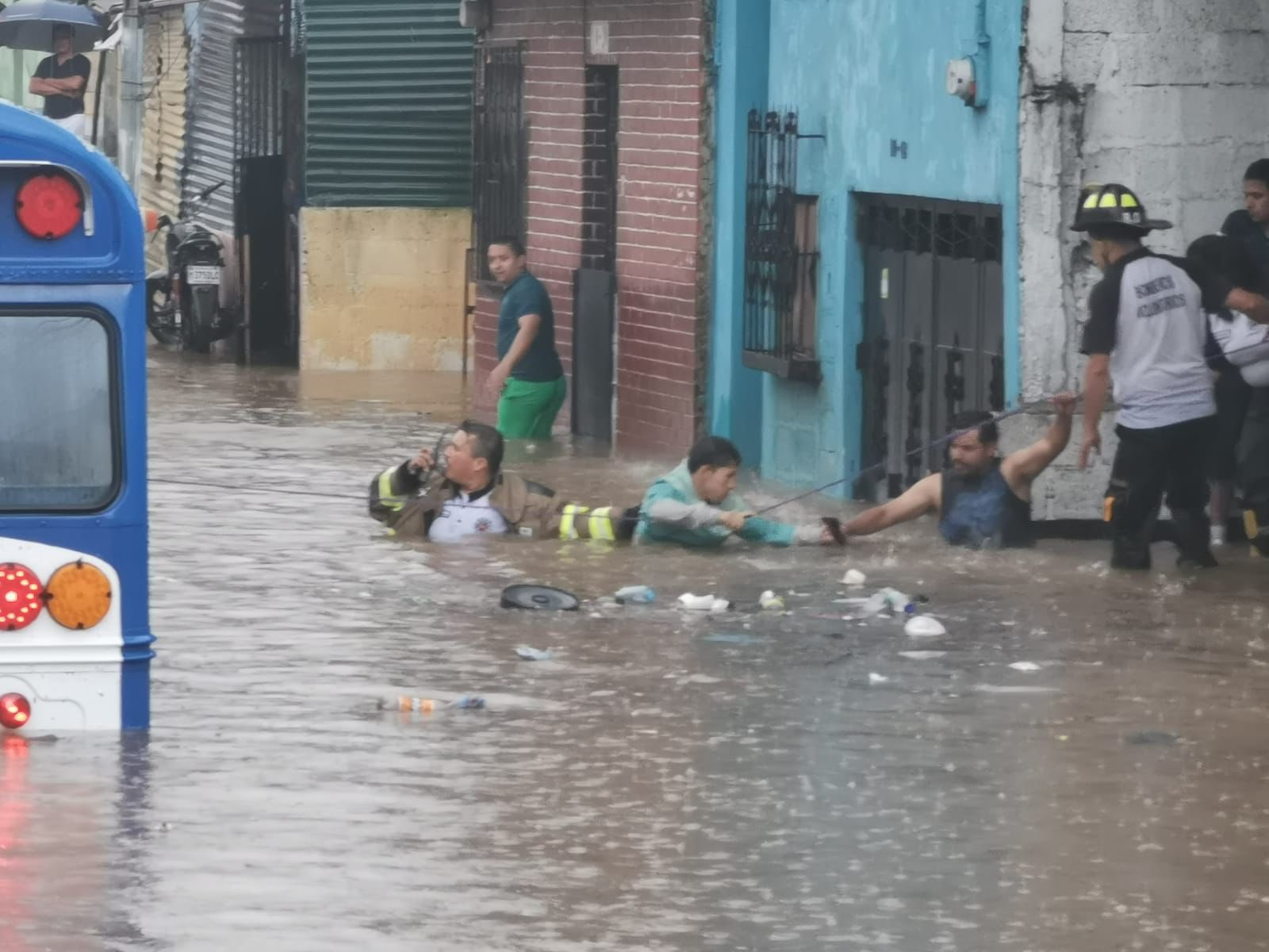 Autobús inundado