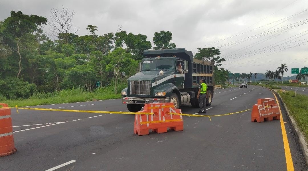 El hundimiento en el kilómetro 44 de la Autopista Palín - Escuintla ha provocado desvíos y colapsado rutas alternas. (Foto, Prensa Libre:)