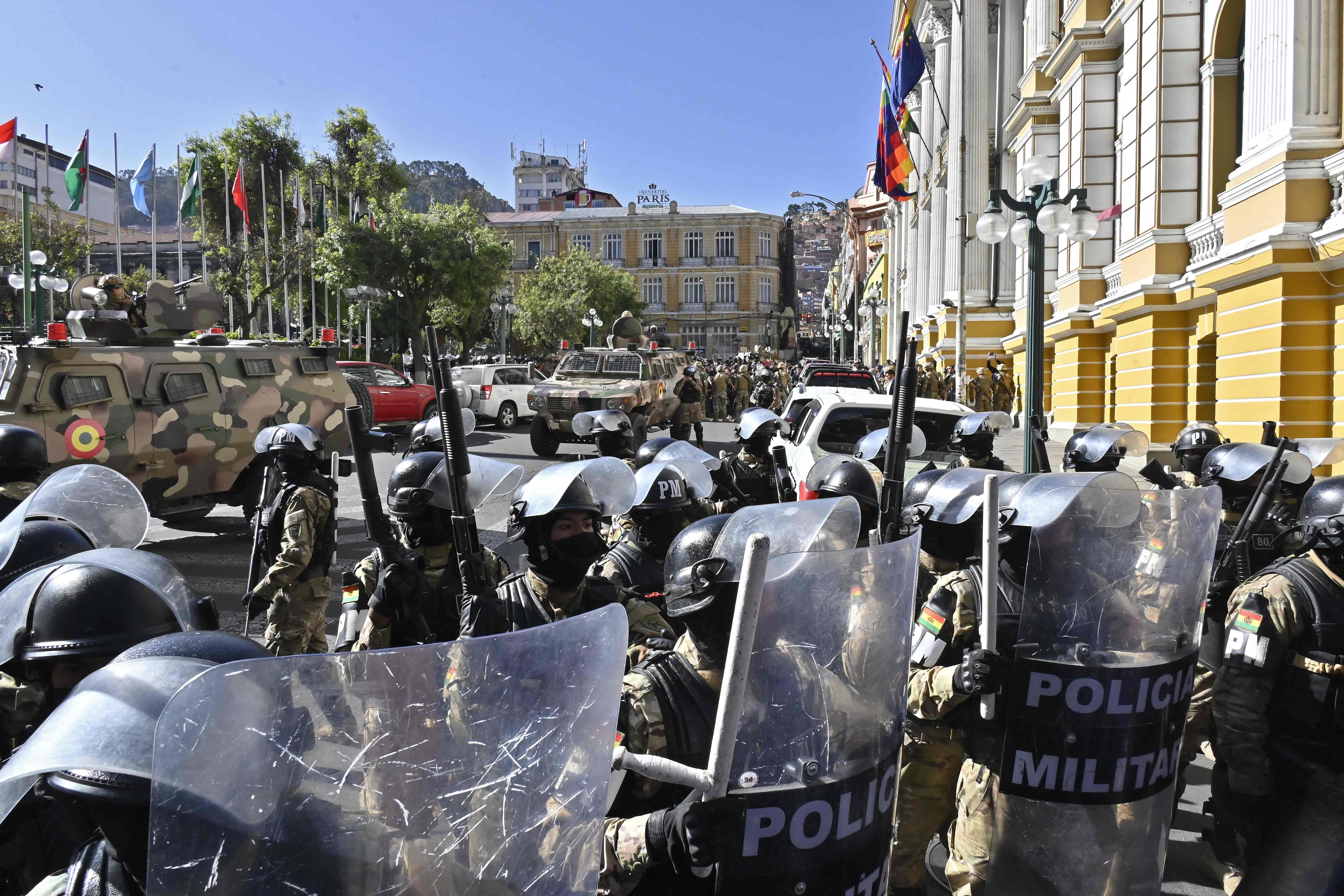 El presidente boliviano, Luis Arce, denunció el miércoles la reunión no autorizada de soldados y tanques frente a edificios gubernamentales en la capital. (Foto Prensa Libre: AIZAR RALDES / AFP)