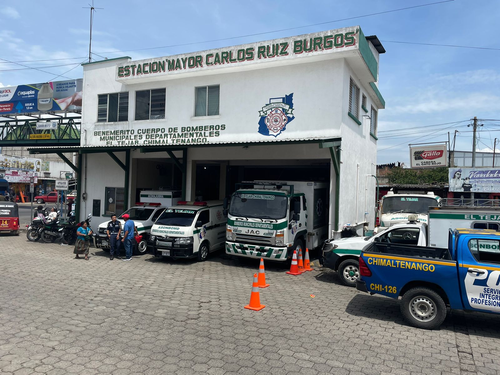 Bomberos Municipales Departamentales de El Tejar, Chimaltenango, recibieron a un niño con múltiples golpes pero ya no pudieron reanimarlo. (Foto Prensa Libre: V. Chamalé)