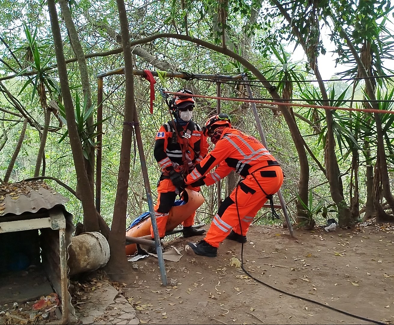 Bomberos extraen cuerpo en barrando de Mixco