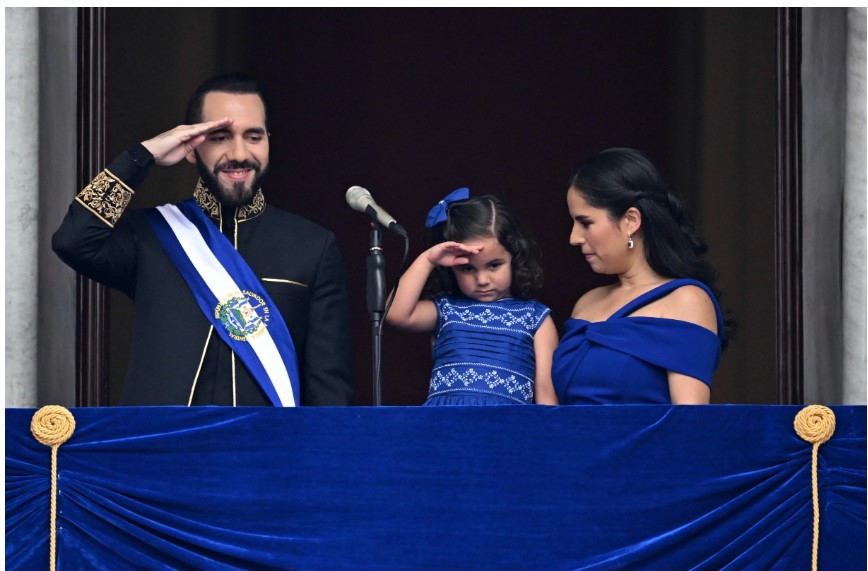 El presidente y su familia, en el Palacio Nacional, tras su investidura. (Foto Prensa Libre: AFP)