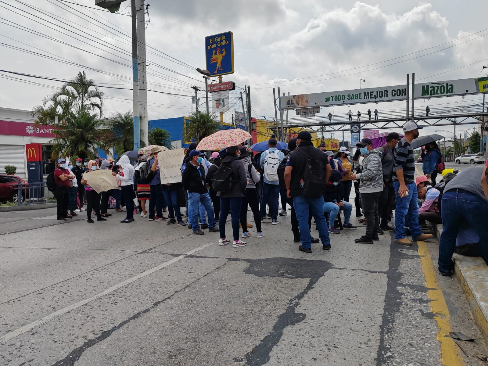 El paso en la calzada José Milla está cerrado en la 15 avenida y zona 6 este 12 de junio.

(Foto Prensa Libre: E. Chang)