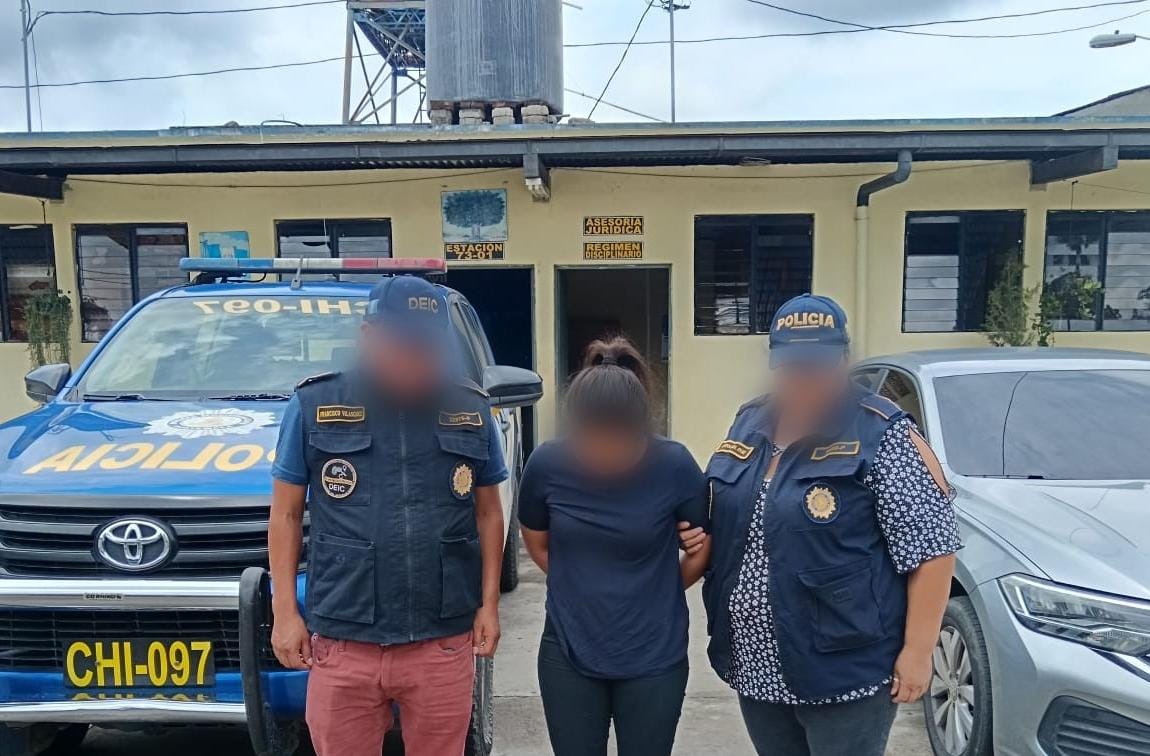 La madre de un niño de 4 años fue aprehendida por maltrato. (Foto Prensa Libre: PNC)