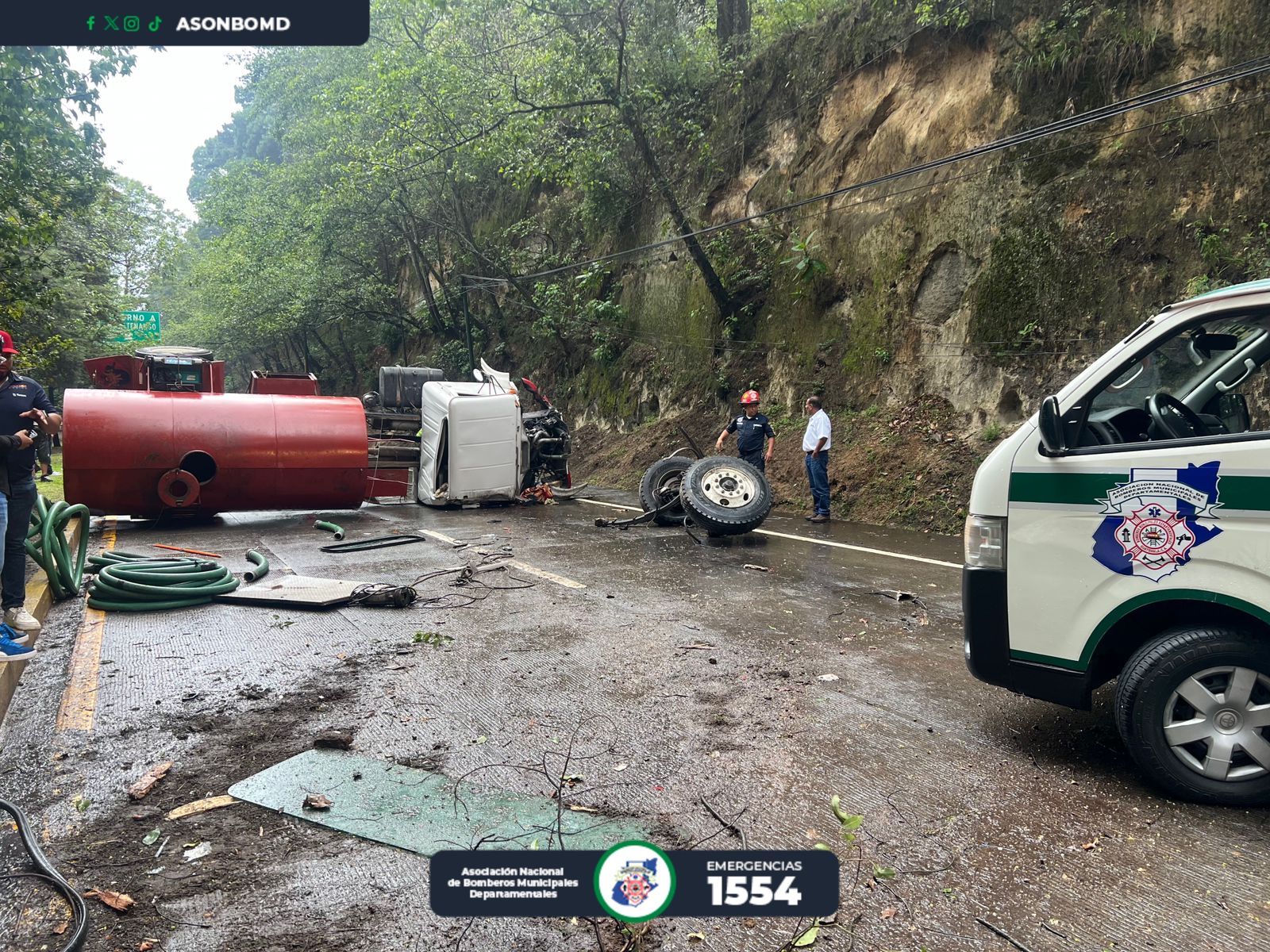 Autoridades coordinan la movilización de un camión cisterna accidentado en el km 26 de la ruta Interamericana. (Foto Prensa Libre: CBMD)