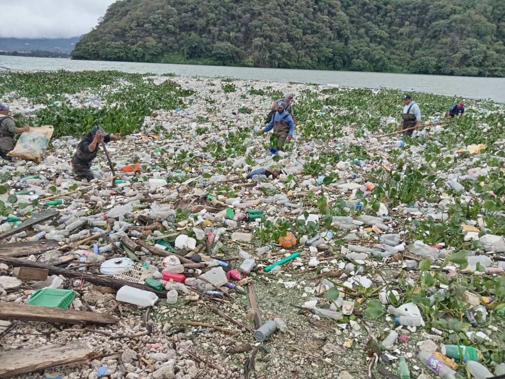 Contaminación lago de Amatitlán