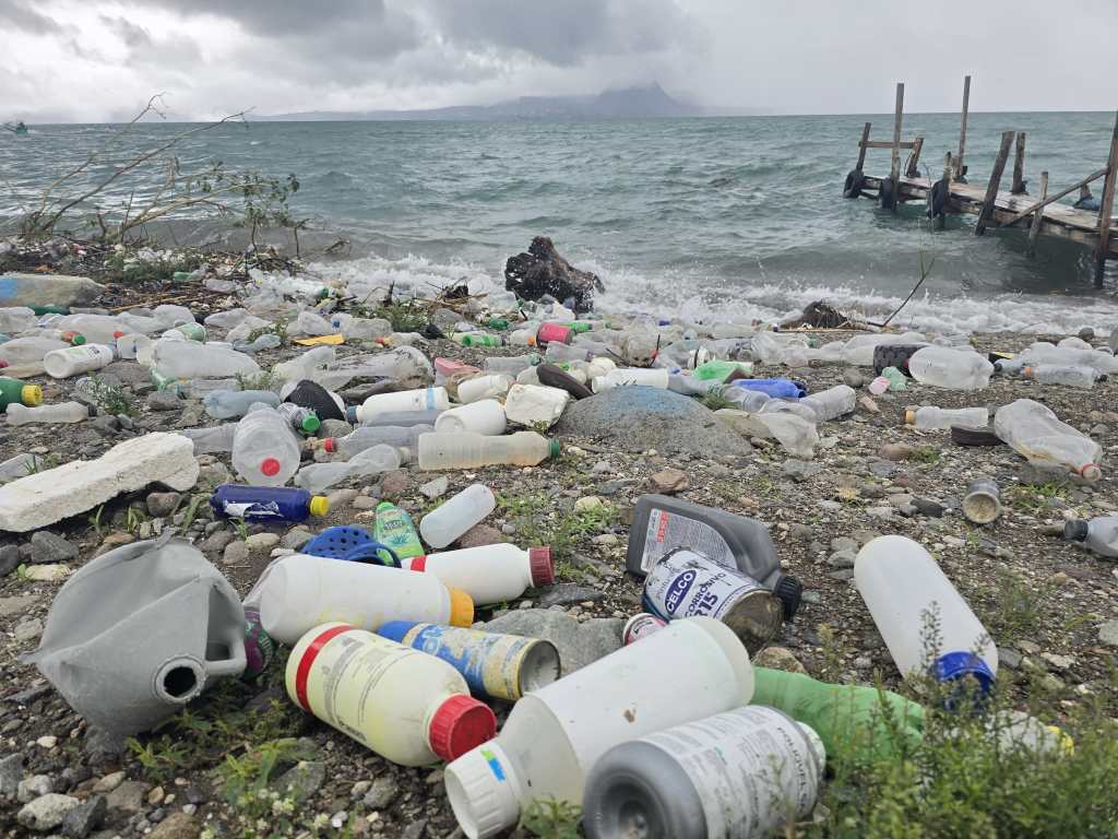 Contaminación lago de Atitlán Panajachel Guatemala Amsclae (1)