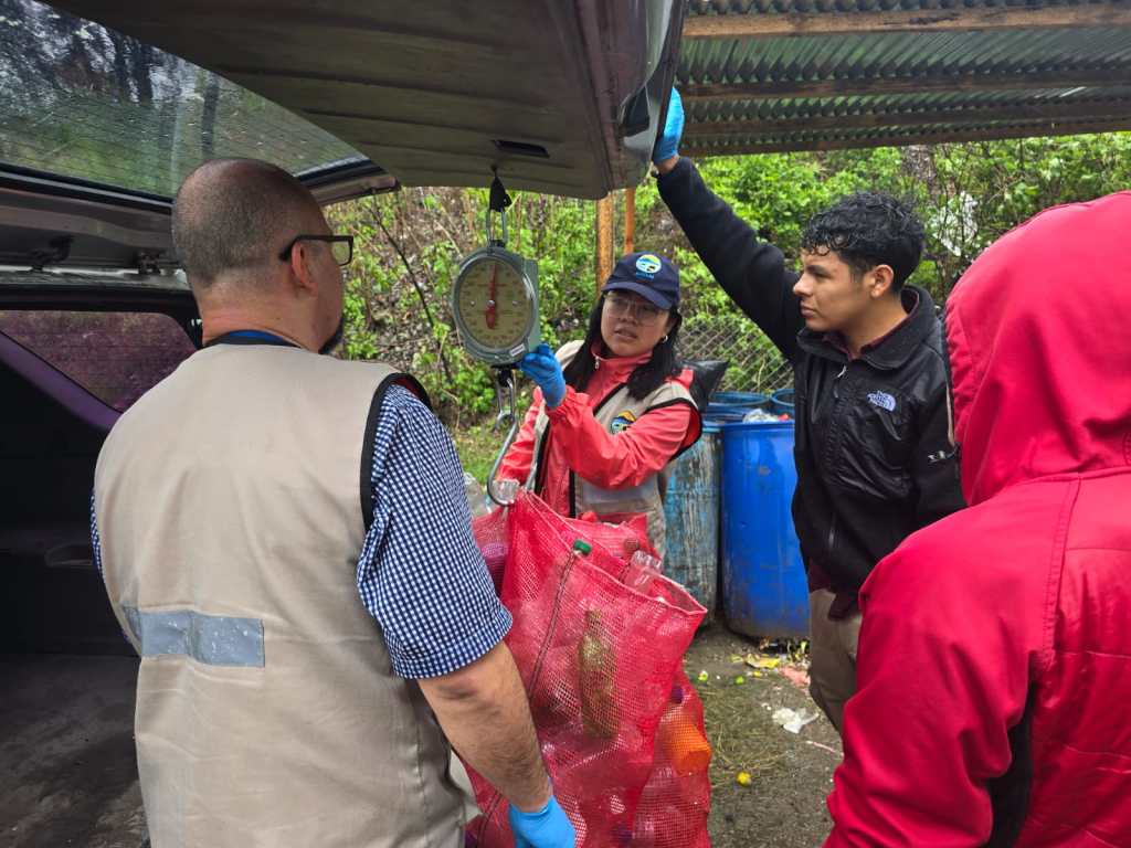 Contaminación lago de Atitlán Panajachel Guatemala Amsclae (4)