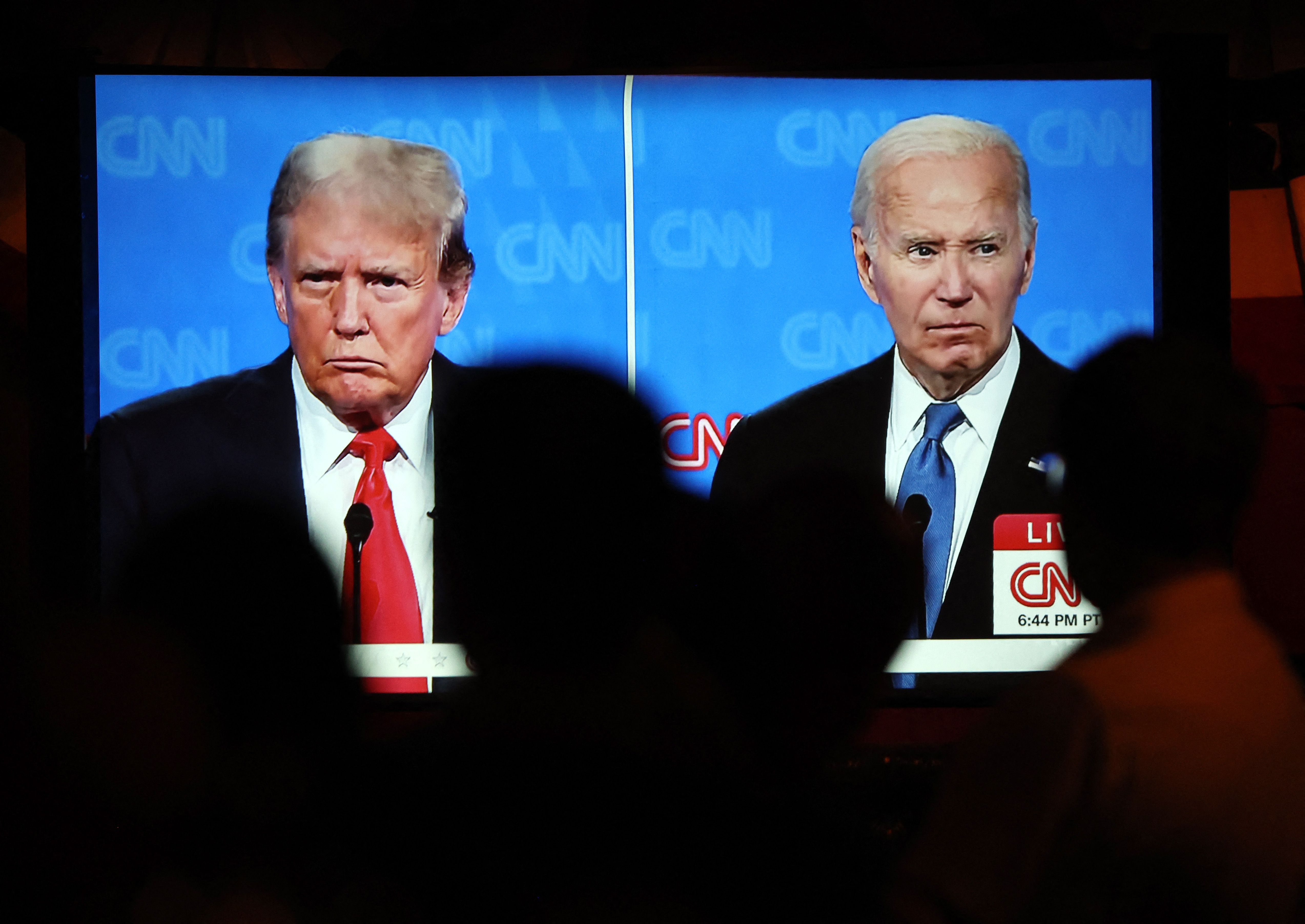 Un grupo de personas observa el debate presidencial de la CNN entre el presidente de Estados Unidos, Joe Biden, y el candidato presidencial republicano, el ex presidente Donald Trump, en una fiesta de observación del debate en The Continental Club el 27 de junio de 2024 en Los Ángeles, California. (Foto Prensa Libre: MARIO TAMA / GETTY IMAGES NORTH AMERICA / Getty Images vía AFP)