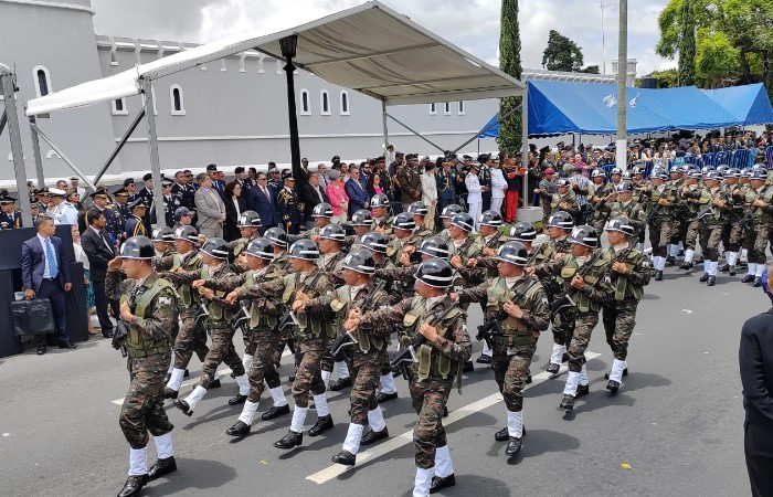 Brigadas desfilan frente al presidente Bernardo Arévalo. (Foto Prensa Libre: Emilio Chang).