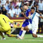 Lionel Messi, Nicholas Hagen y José Ardón en una acción durante el partido.