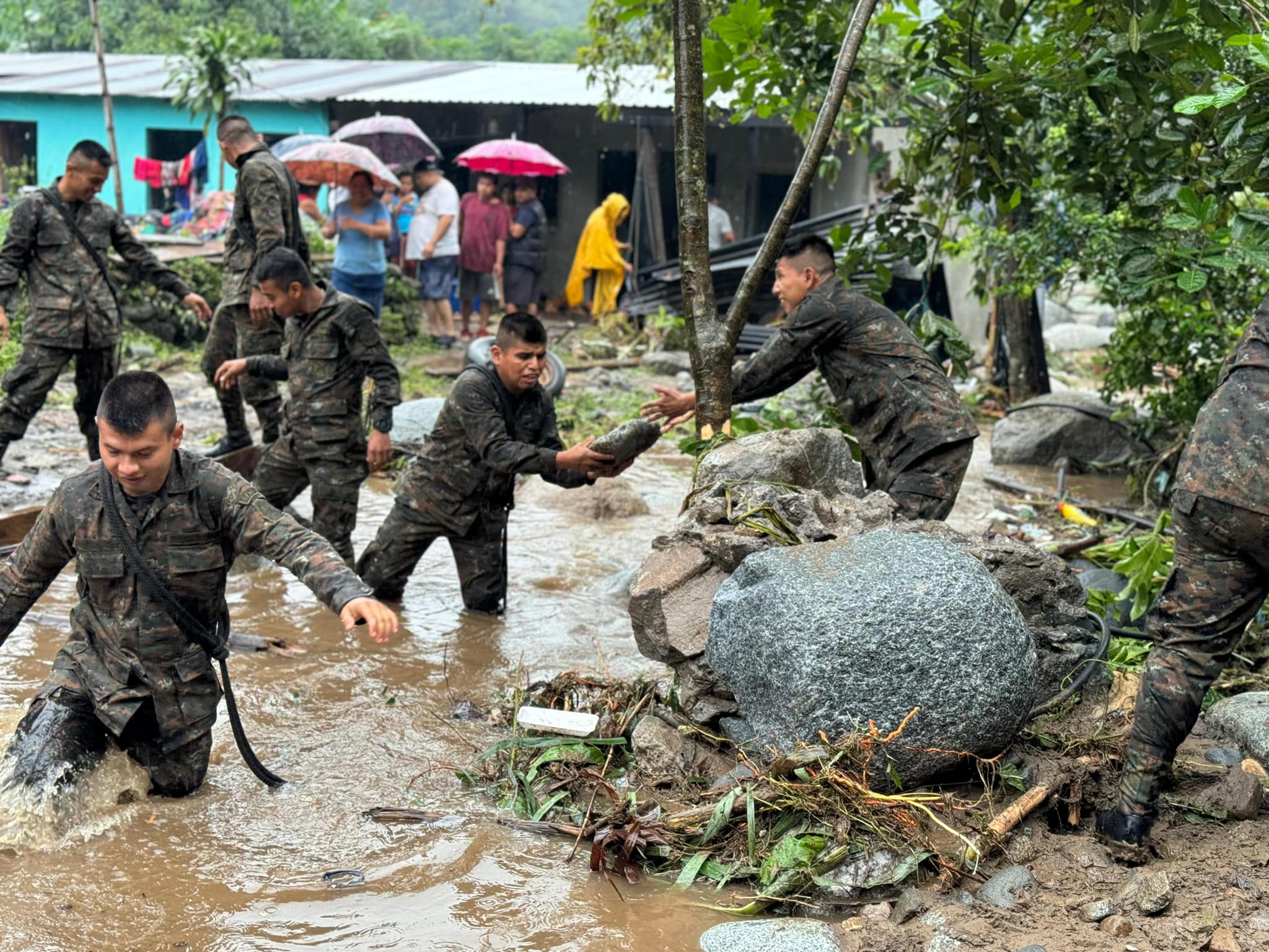 Efectivos del Ejército de Guatemala apoyan a los vecinos de Quetzalí San Pablo, San Marcos, tras las inundaciones que afectan a la comunidad a consecuencia de las lluvias que azotan al país.
(Fotografía Prensa Libre: Ejército de Guatemala.) 
