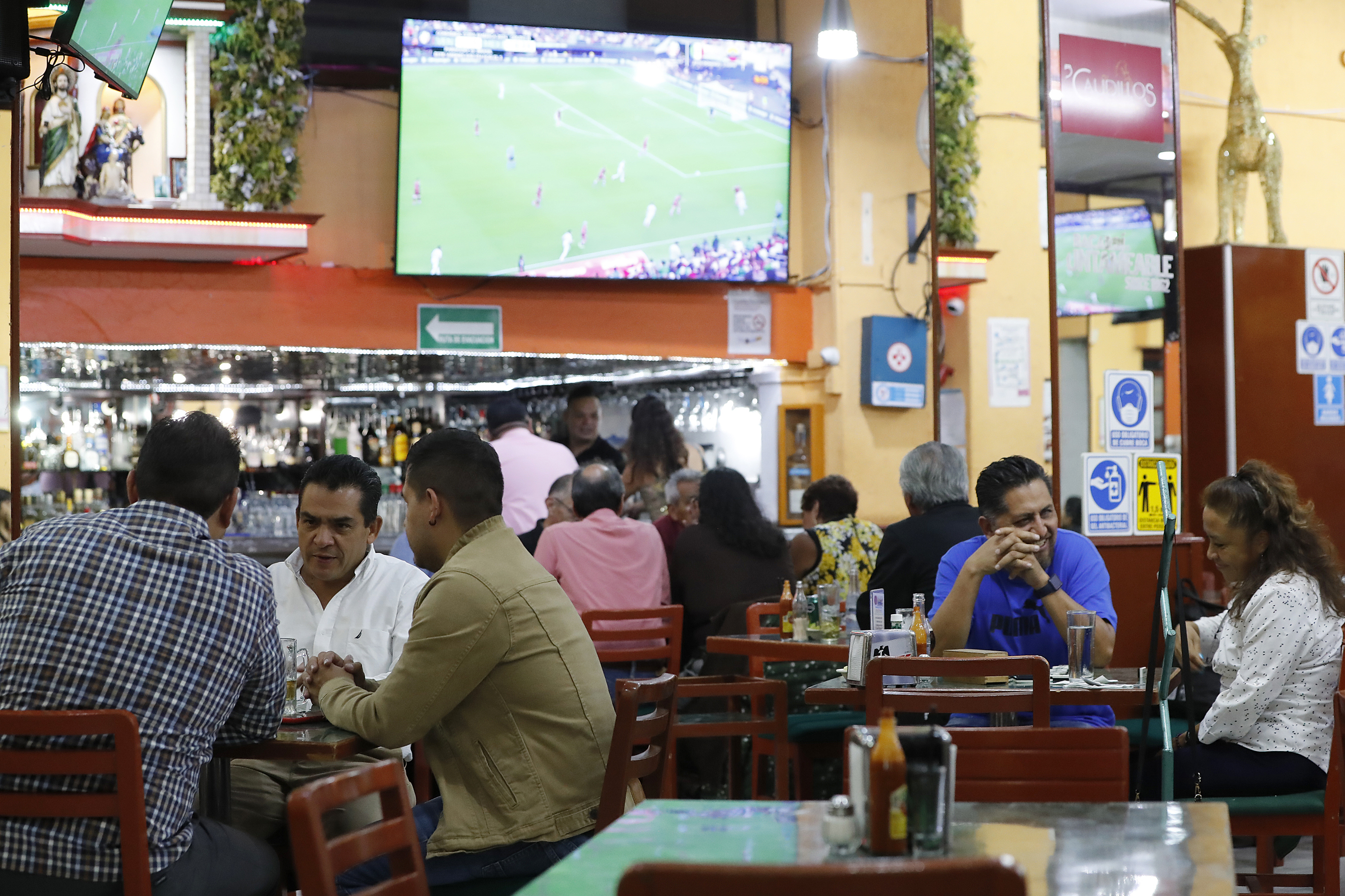 MEX2084. CIUDAD DE MÉXICO (MÉXICO), 26/06/2024.- Aficionados observan un partido de la selección mexicana de fútbol durante un juego de la Copa América 2024, este miércoles en la Ciudad de México (México). Aficionados de la selección mexicana de fútbol consideraron este miércoles previo al partido ante Venezuela que a su equipo le falta talento para hacer un papel importante en la Copa América. EFE/Mario Guzmán