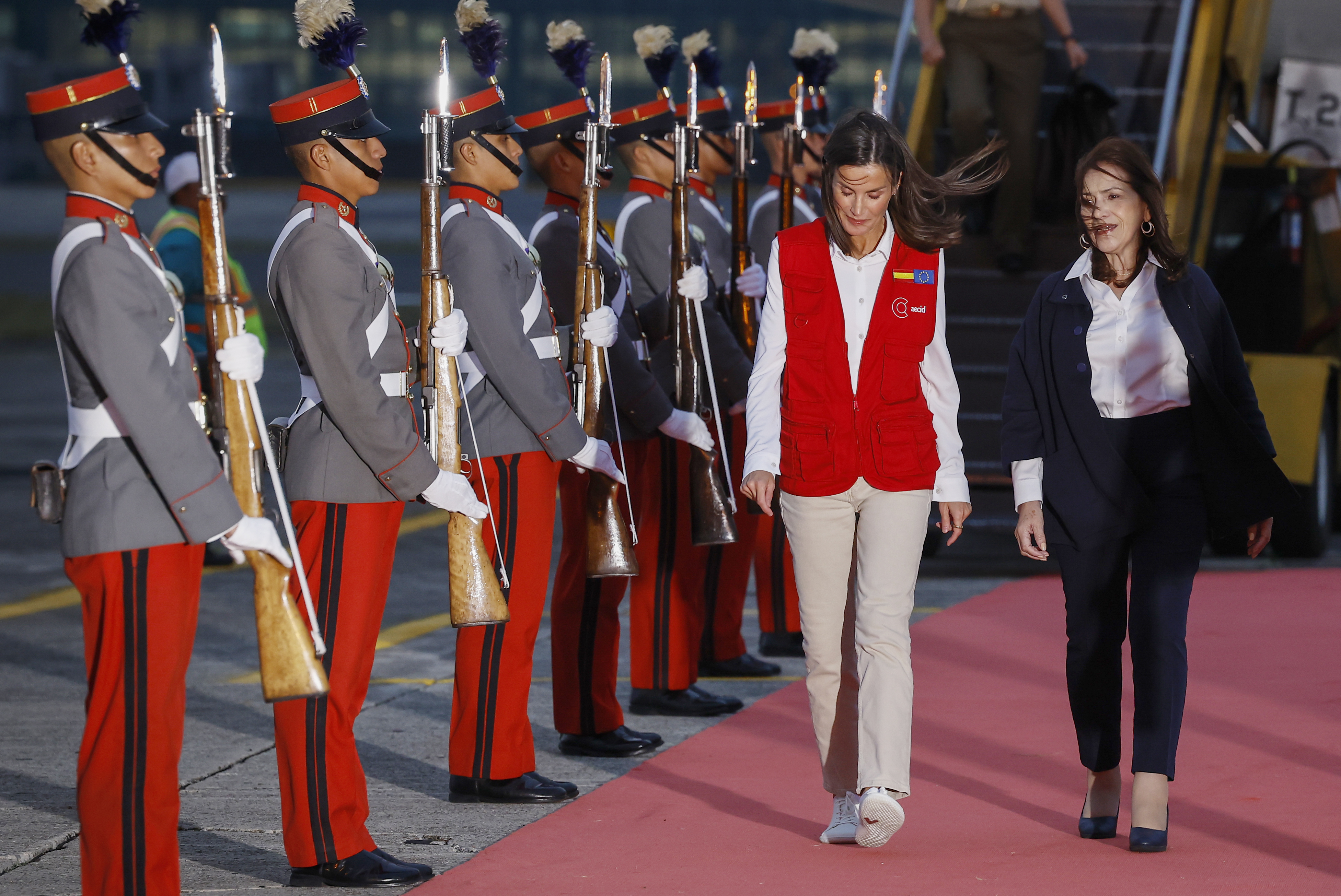 -FOTODELDÍA- AME1784. CIUDAD DE GUATEMALA (GUATEMALA), 04/06/2024.- La reina Letizia es recibida por la viceministra guatemalteca de Relaciones Exteriores, María Luisa Ramírez (der.), a su llegada a Guatemala en el marco del viaje para conocer algunos de los proyectos en los que España participa en materia de cooperación, en distintos puntos del país centroamericano, este martes en Ciudad de Guatemala (Guatemala). El avión de la Fuerza Aérea Española aterrizó en el aeropuerto internacional La Aurora pasadas las 18.00 hora local, donde la reina Letizia fue recibida por la viceministra guatemalteca de Relaciones Exteriores, María Luisa Ramírez, y la embajadora de España, Clara Girbau. EFE/Villar López