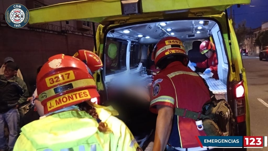 Un hombre herido de bala fue abandonado frente al Hospital General San Juan de Dios. (Foto Prensa Libre: Bomberos Municipales)