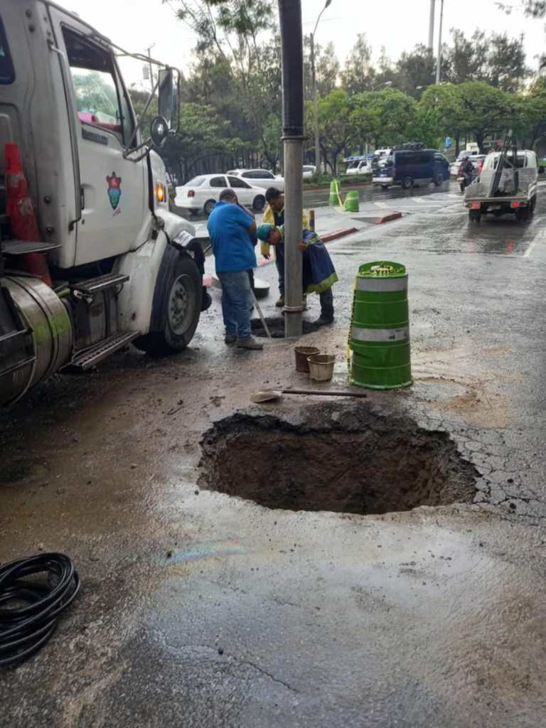 Hundimiento Anillo Periférico y calzada Roosevelt 25 de junio de 2024.