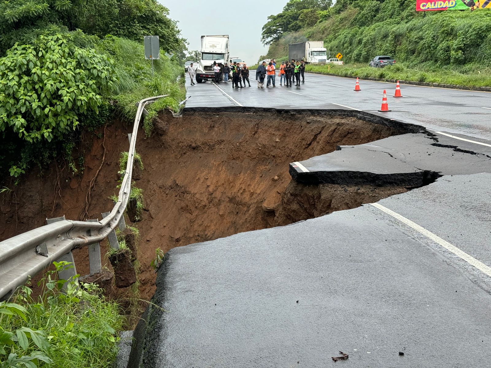 Paso de vehículos afectado en el km 44 de la ruta CA – 9, Palín, Escuintla, debido al hundimiento de la carretera por el colapso del sistema de drenajes. (Foto Prensa Libre: Carlos E. Paredes)
