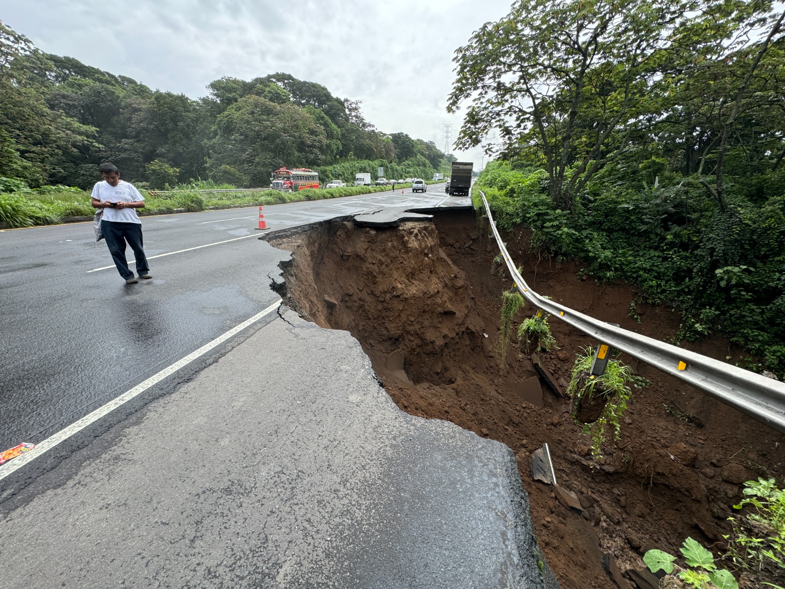 Hundimiento autopista Palin Escuintla (2)