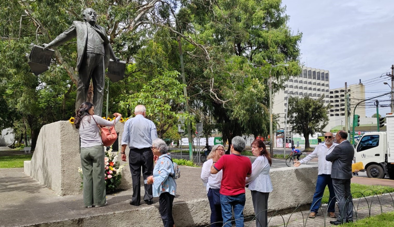 Hijo y familiares de Miguel Ángel Asturias honran al escritor a 50 años su muerte