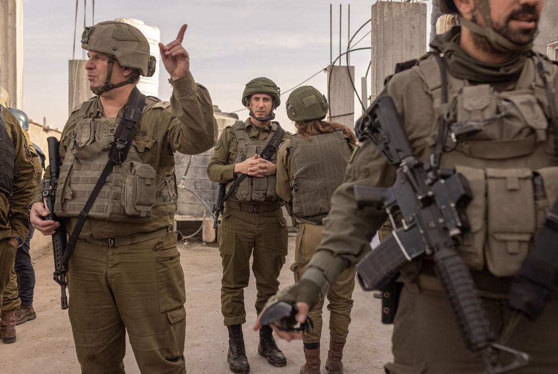 El contralmirante Daniel Hagari, portavoz jefe de las fuerzas armadas israelíes, en el centro de Gaza, durante una visita que el ejército ofreció a periodistas internacionales en enero. (Foto PRensa Libre: Avishag Shaar-Yashuv para The New York Times)