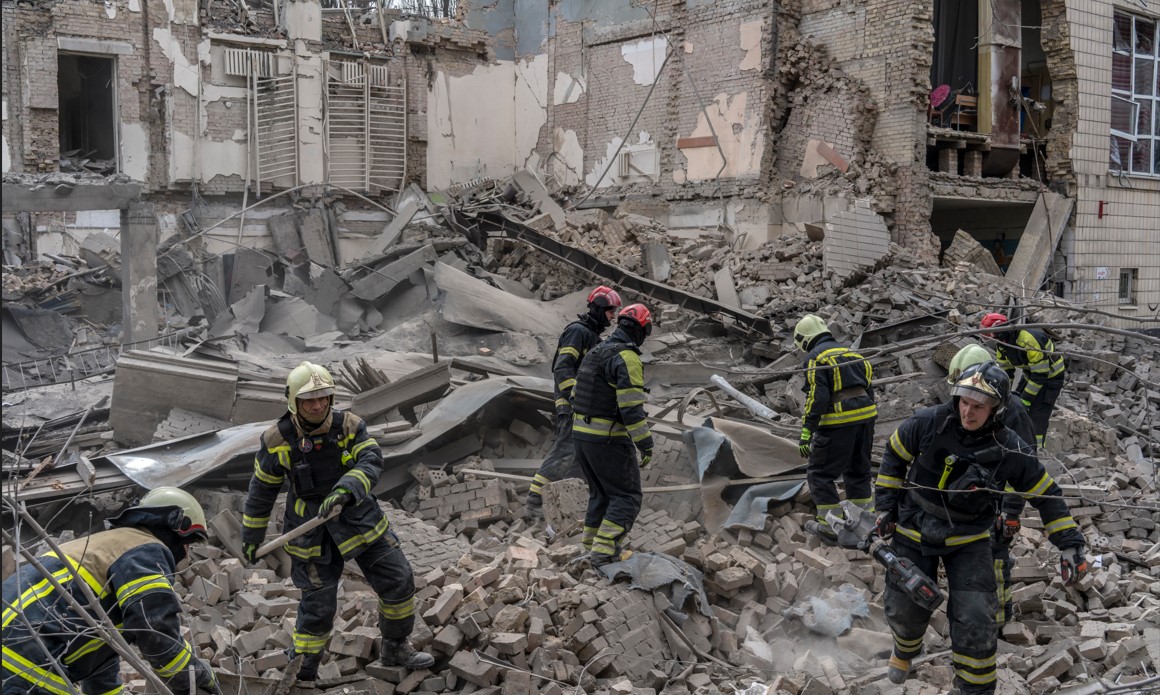 Rescatistas buscan entre los escombros de un edificio que destruyó un misil ruso en Kiev, Ucrania, el 25 de marzo de 2024. (Brendan Hoffman/The New York Times)