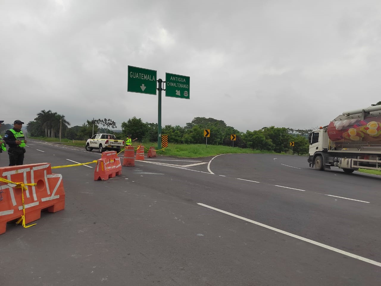 Lluvia cierran autopista P