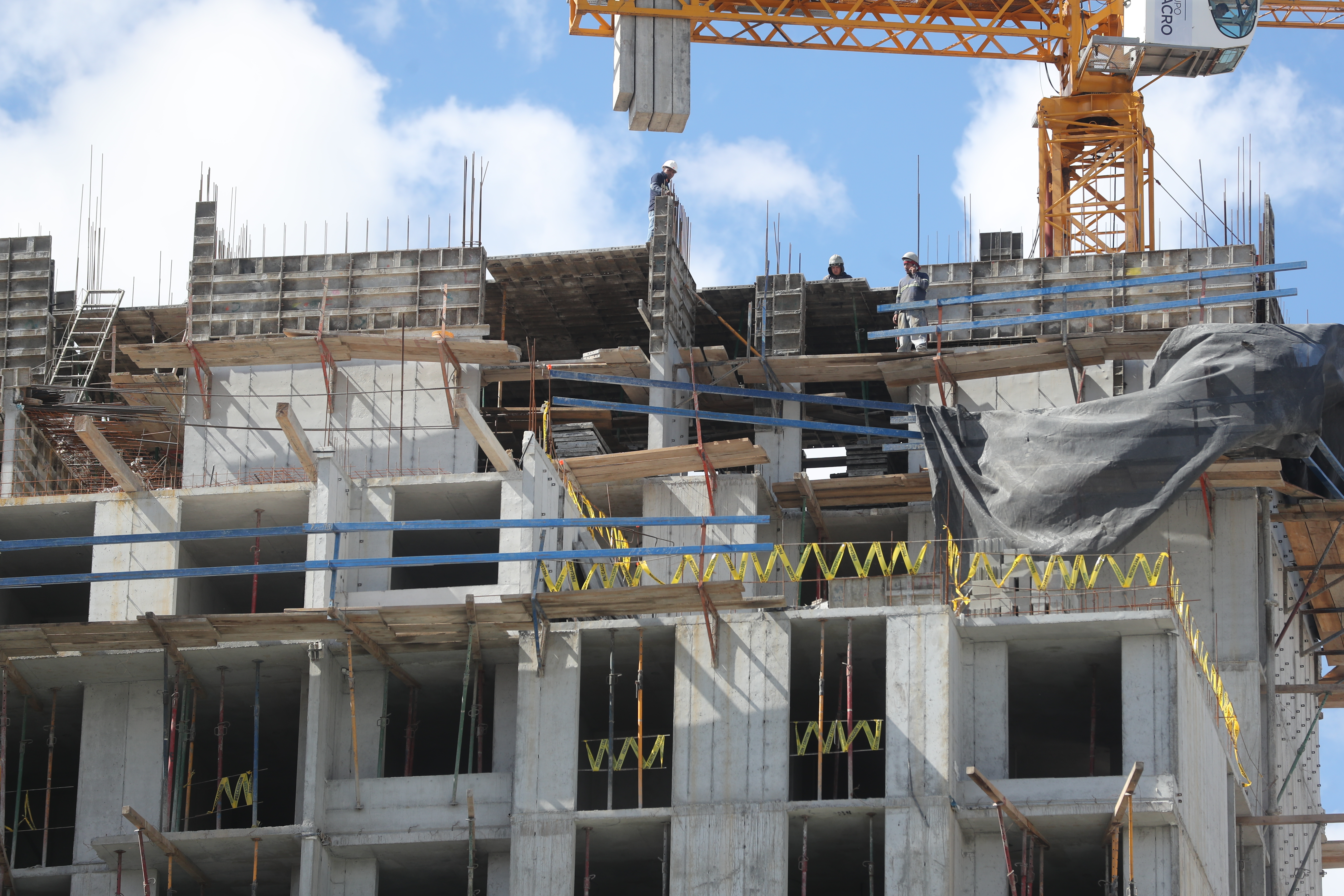 Edificio en construccin en la 14 avenida de la zona 2 el cual ser utilizado para apartamentos los cuales ya se encuentran a la venta.

Fotografa. Erick Avila:                       26/06/2019