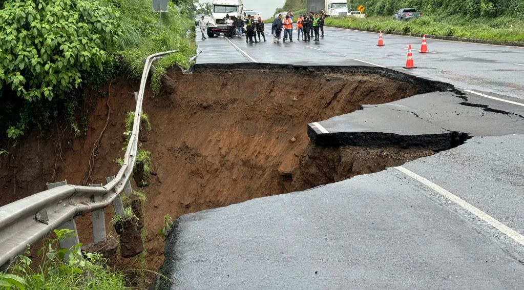 El hundimiento en el kilómetro 44 de la Autopista Palín - Escuintla se dio la semana pasada. (Foto, Prensa Libre: Carlos Enrique Paredes).