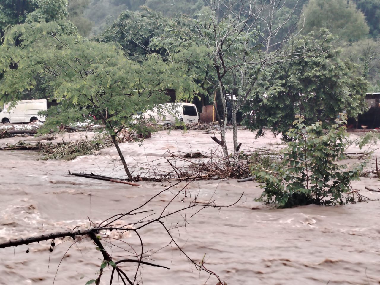 El río Los Esclavos, en Cuilapa, Santa Rosa, se encuentra en nivel alto por la lluvia de las últimas horas. (Foto Prensa Libre: Bomberos Voluntarios)