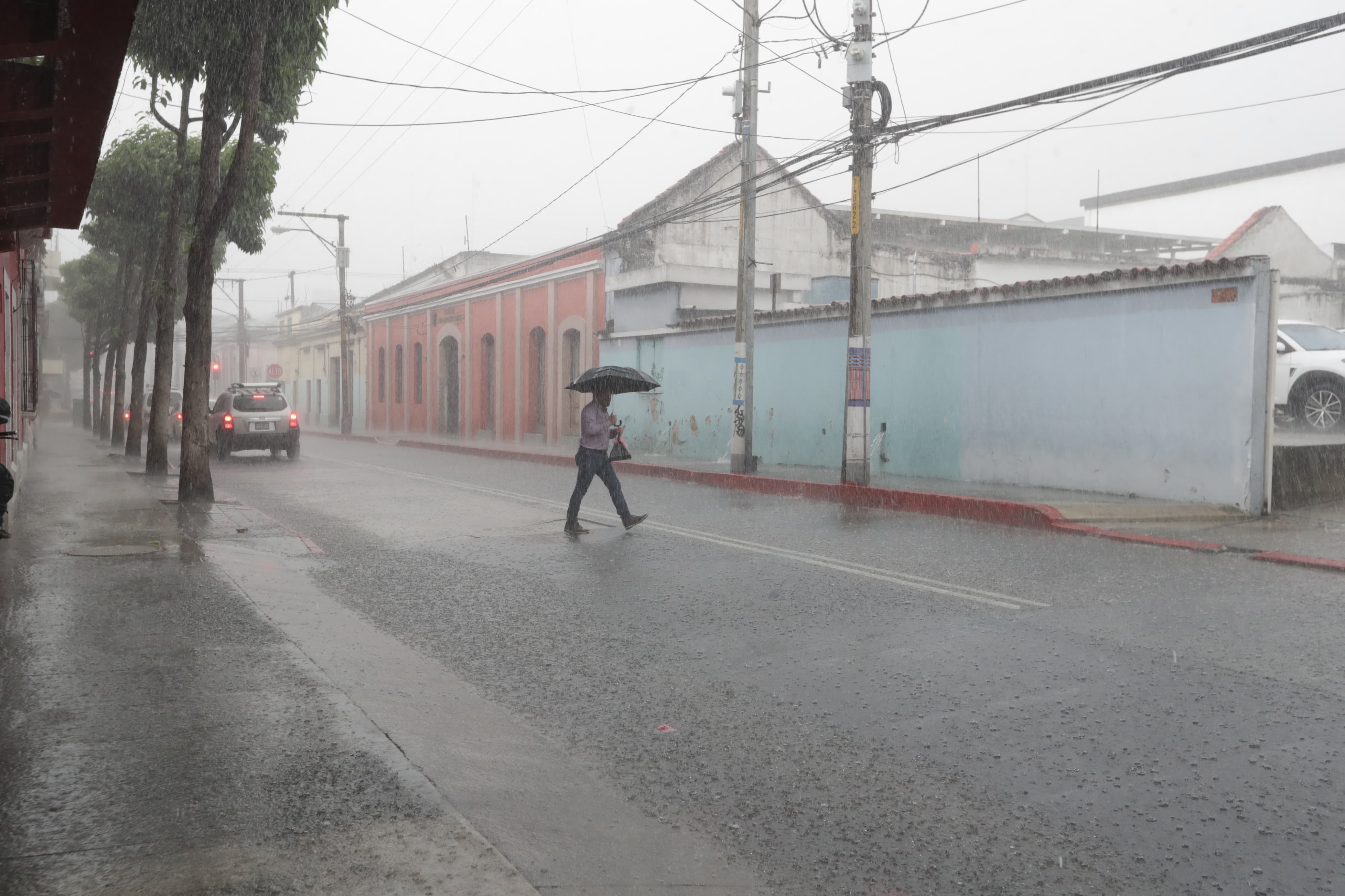 La lluvia de las últimas horas ha causado problemas en los sistemas de transmisión de energía eléctrica. (Foto Prensa Libre: M. R. Gaytán)