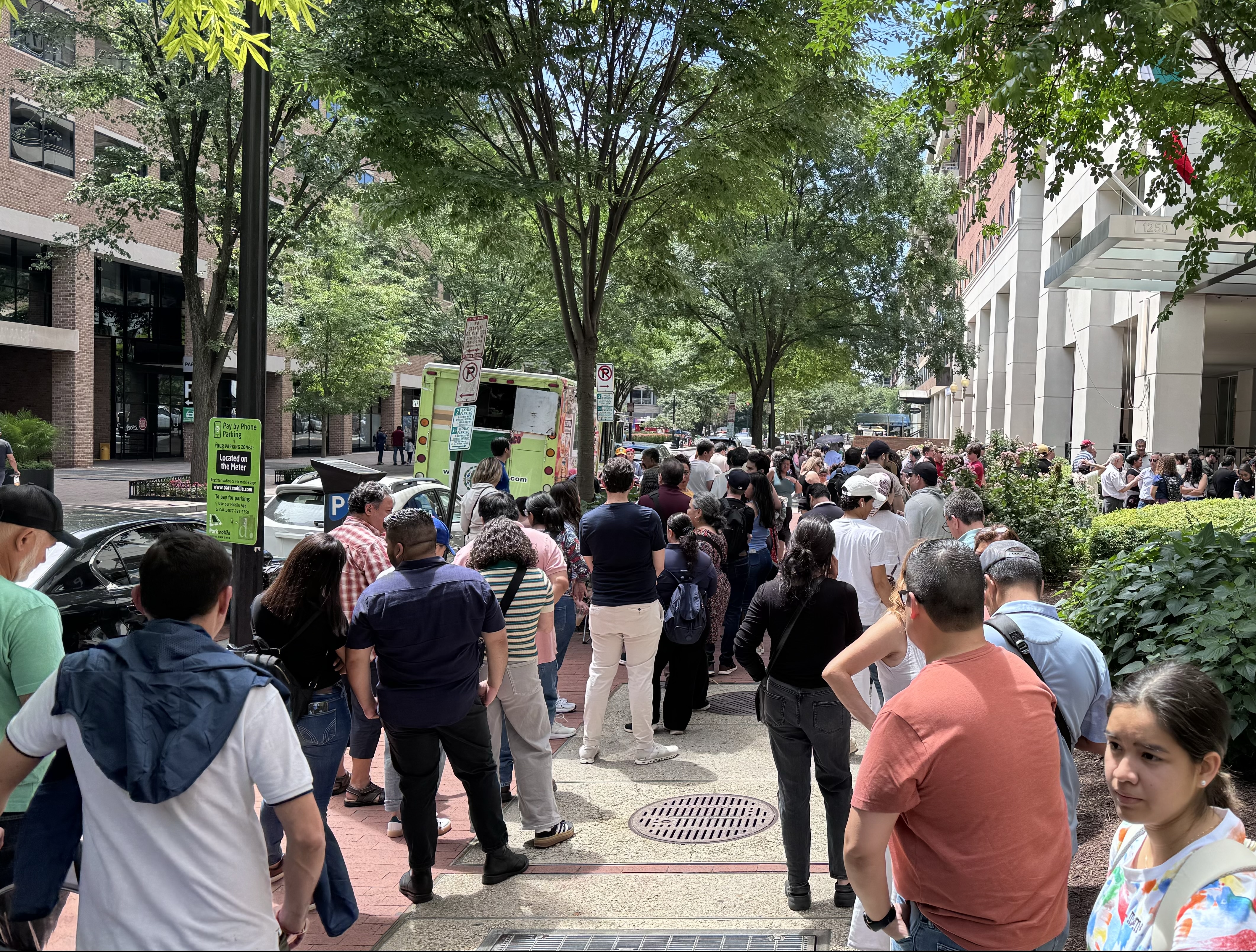 Mexicanos residentes en Washington asisten a votar las elecciones generales de su país este domingo en la sección consular de la Embajada de México en Washington. (Foto Prensa Libre: EFE/ Octavio Guzmán)