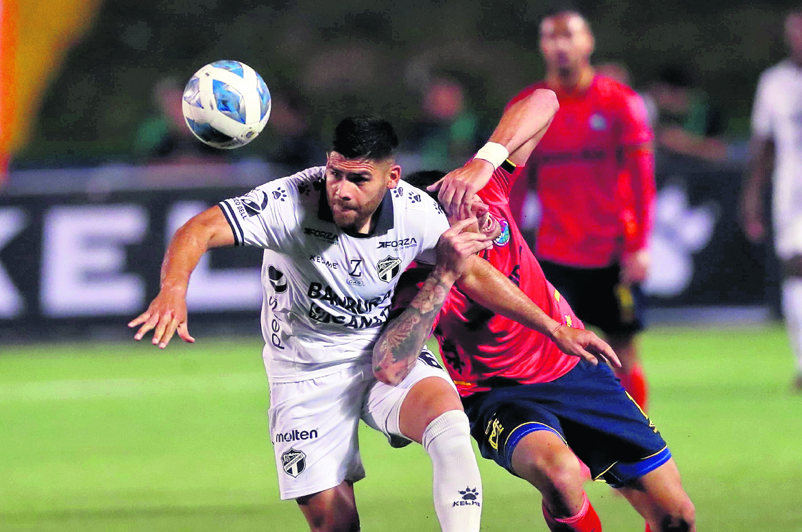 Municipal le ganó por marcador de 3 - 0 a Comunicaciones en la semifinal de vuelta del torneo clausura 2024. (Foto Prensa Libre: Érick Ávila).