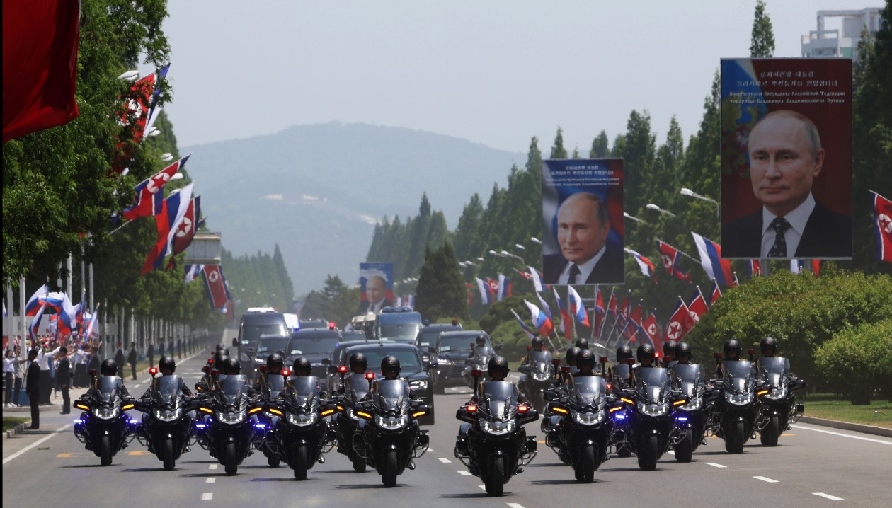 Corea del Norte recibe con pompa la visita de su aliado Vladímir Putin. (Foto Prensa Libre: EFE)